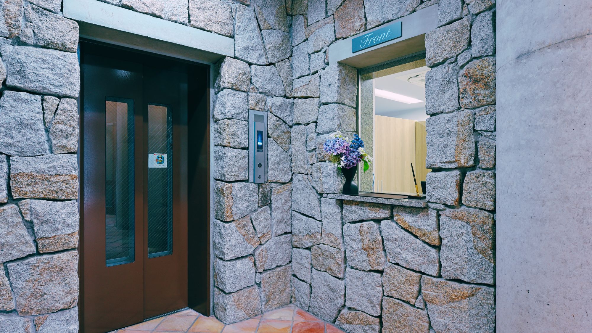 【フロント】客室フロアは2階以上となっております。チェックイン後はお客様自身でお荷物をお持ちのうえ、