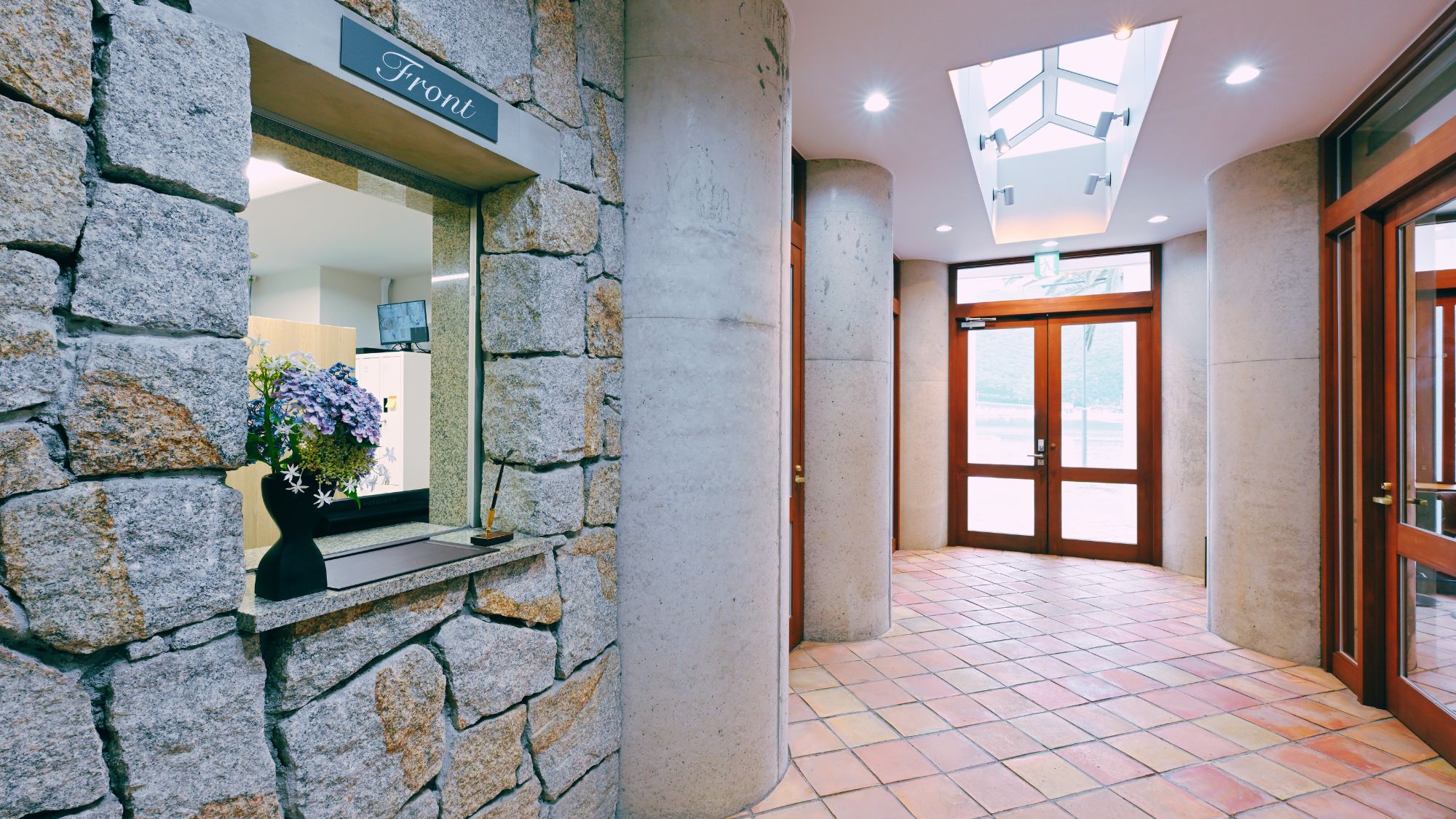 【フロント】チェックインは15時～、チェックアウト10時までとなっております。