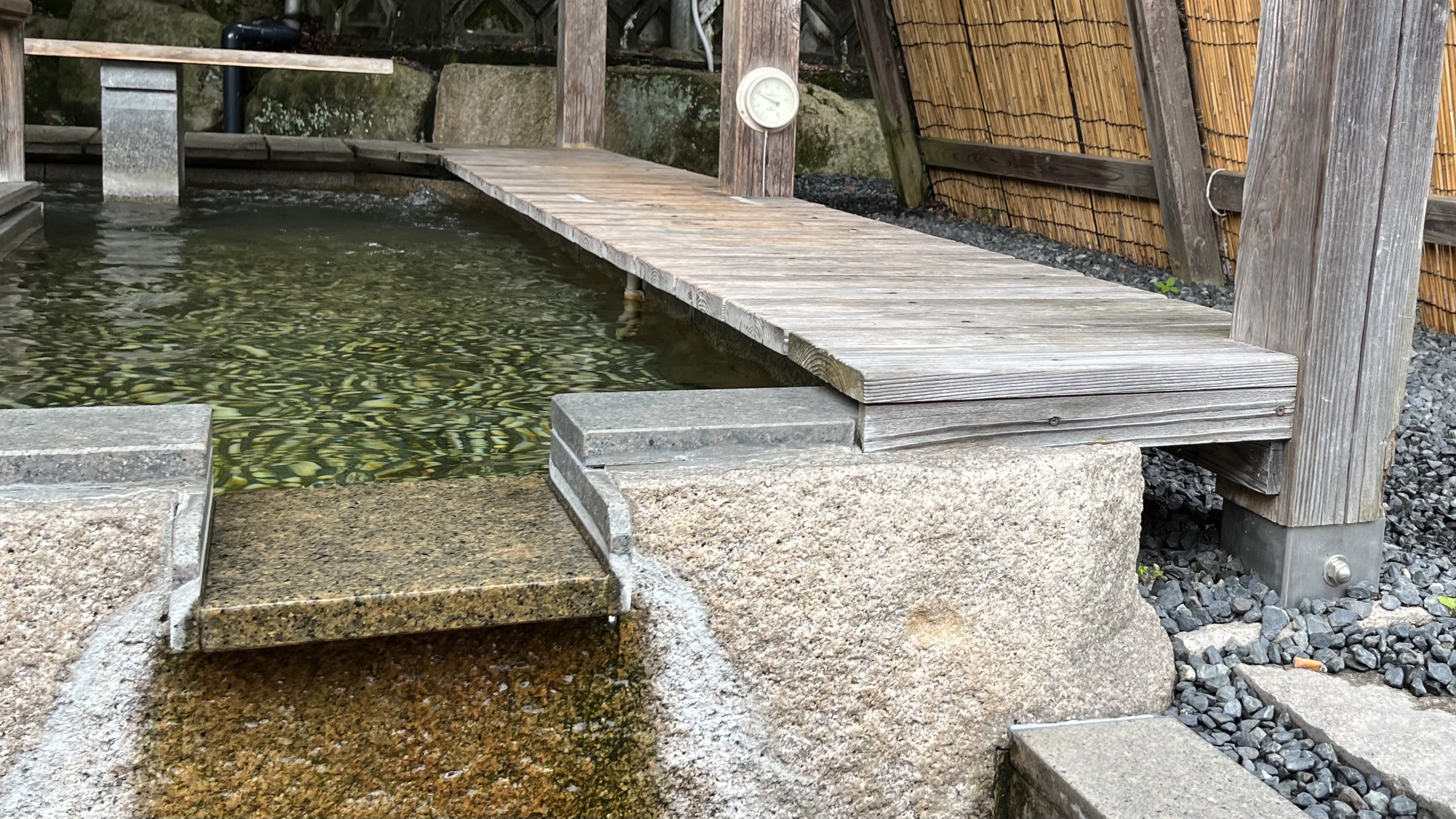 *村杉温泉「薬師の足湯」/屋根付きなので雨の日もゆったりと温まれます