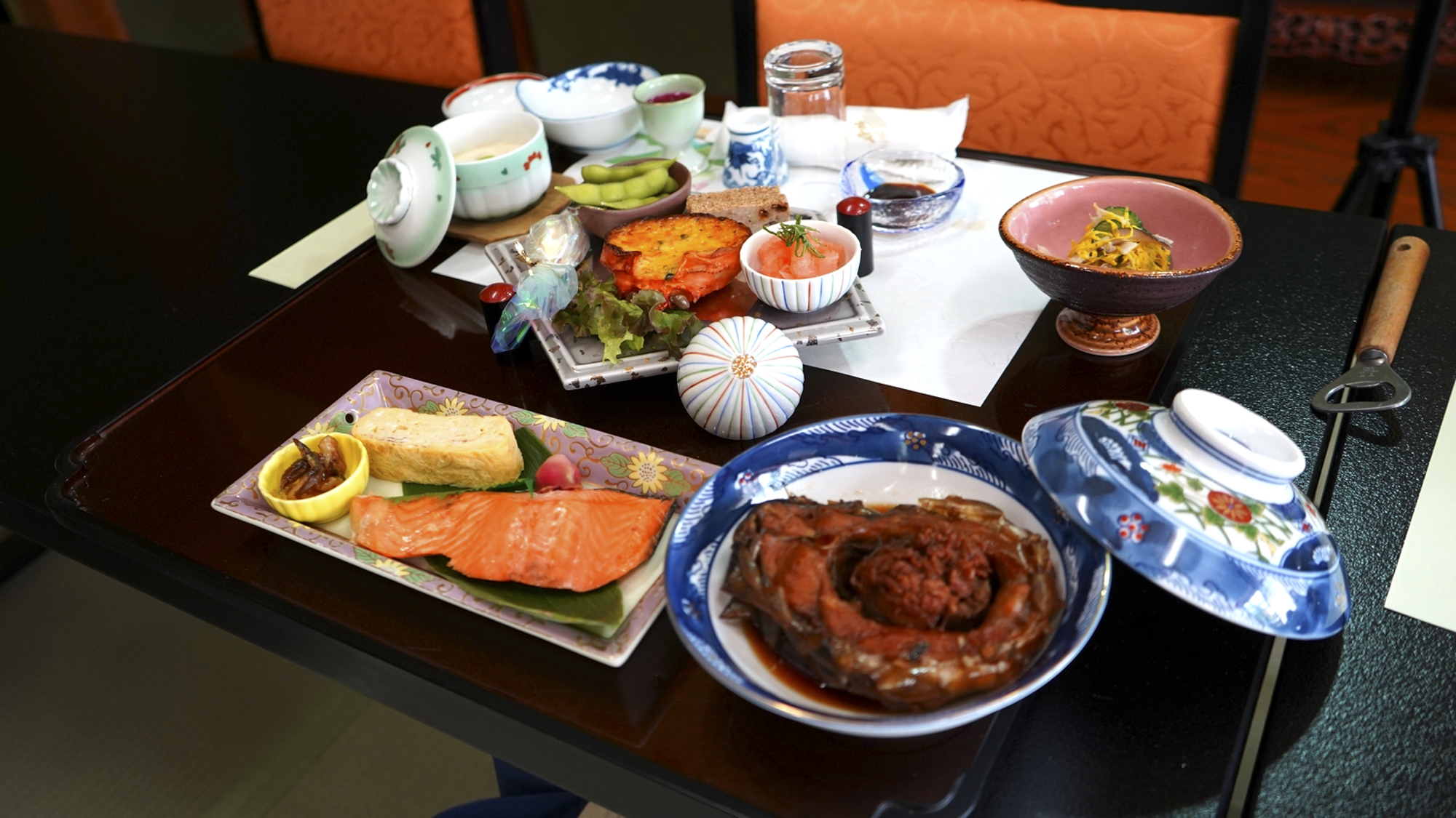 *ご夕食一例／五頭山峡の清流で育まれた鯉を使った名物料理をはじめ、地元ならではの味が自慢