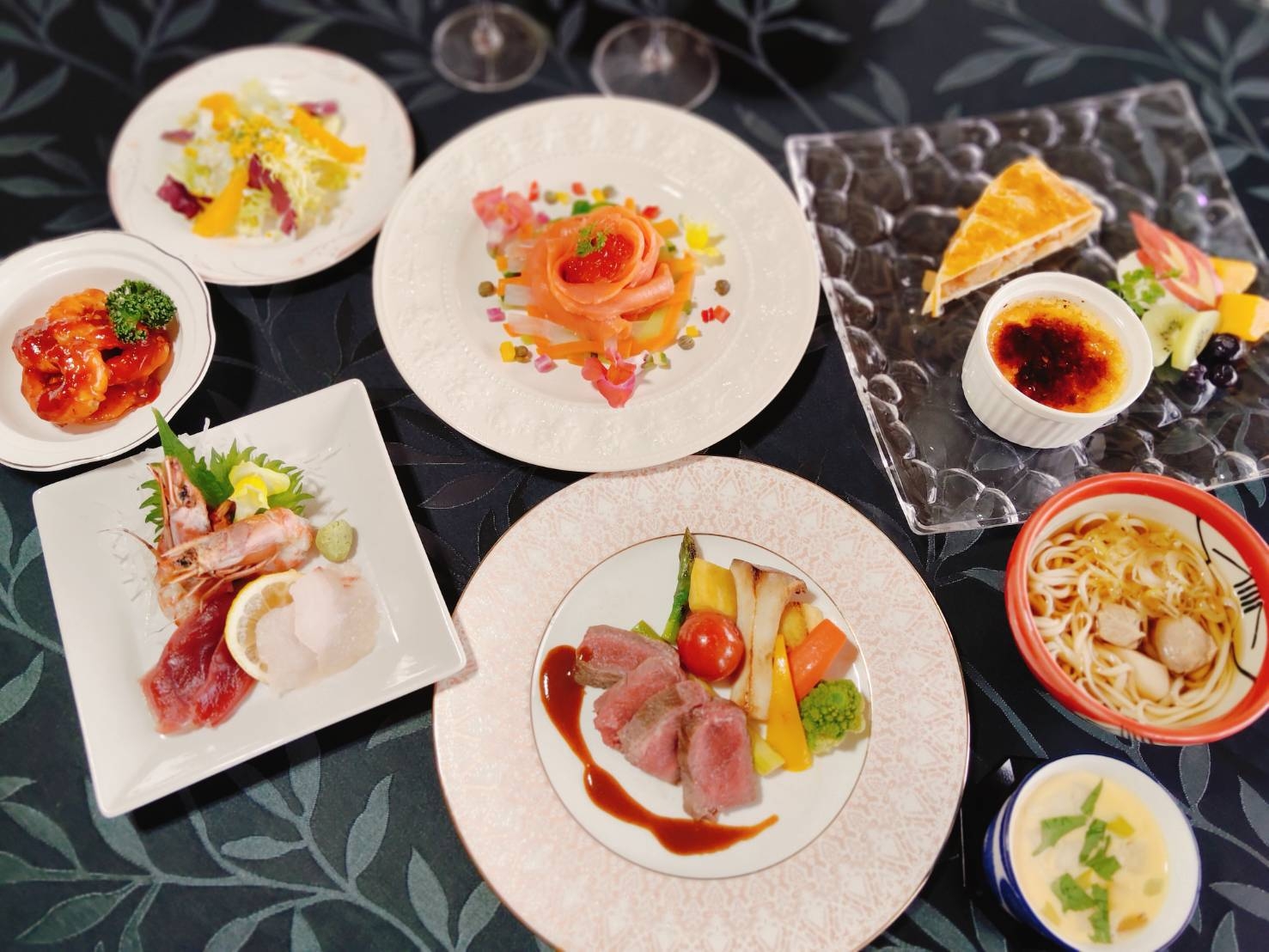 【秋田得旅】オリジナル和洋折衷セットメニュー♪ホテル自慢の夕食をダイニングレストランで堪能！