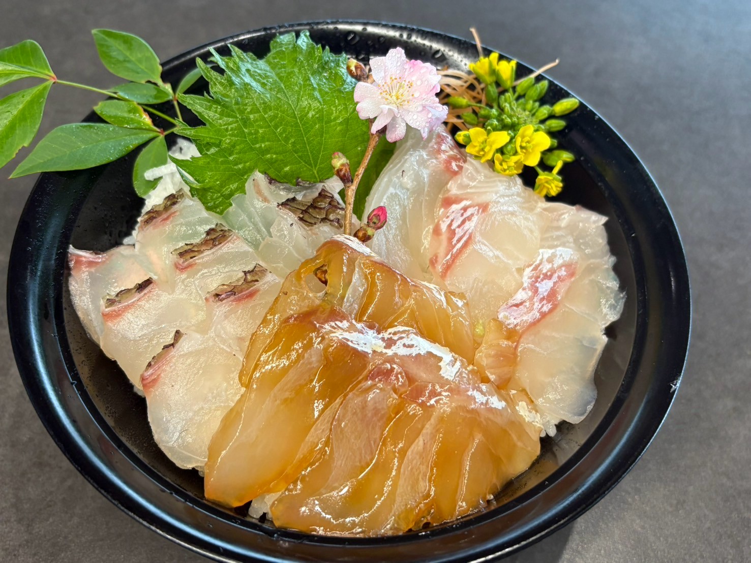 海鮮丼（真鯛）（季節限定）