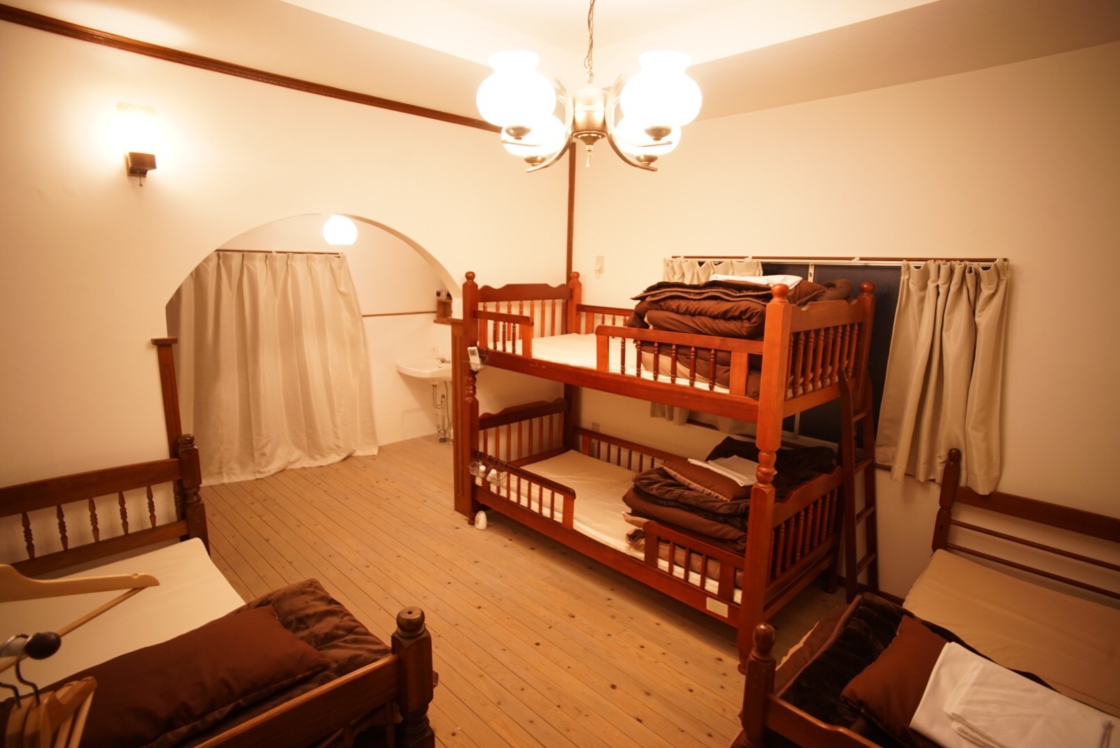 女性専用相部屋（個室も可能）