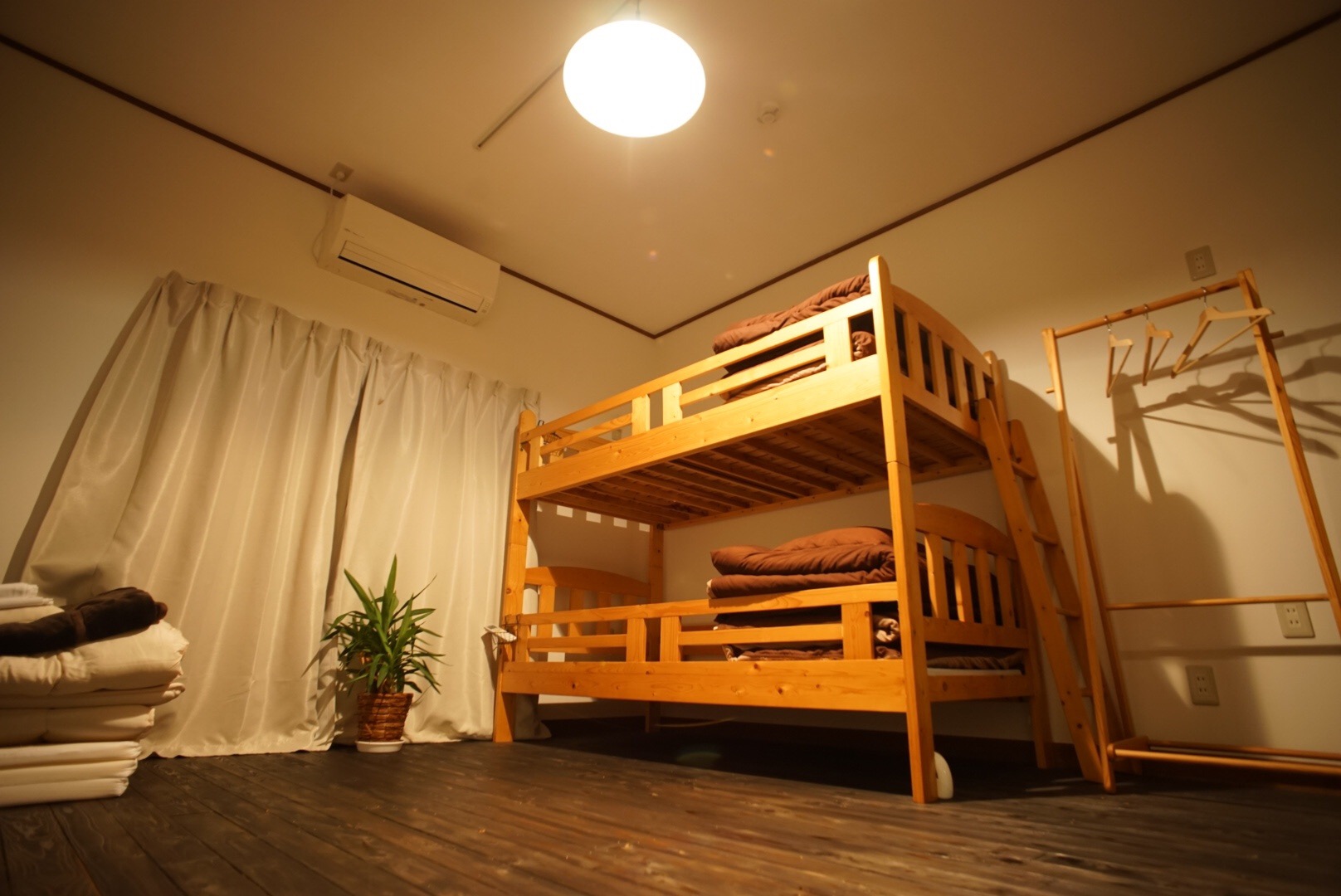 男性専用相部屋（個室も可能）