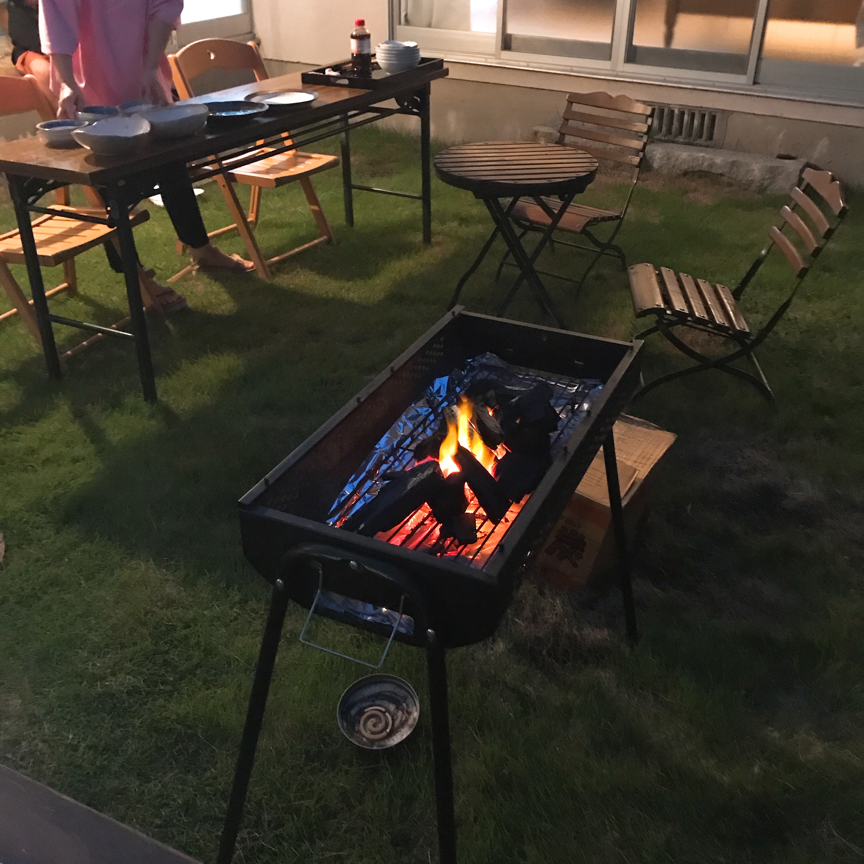 中庭でバーベキュー