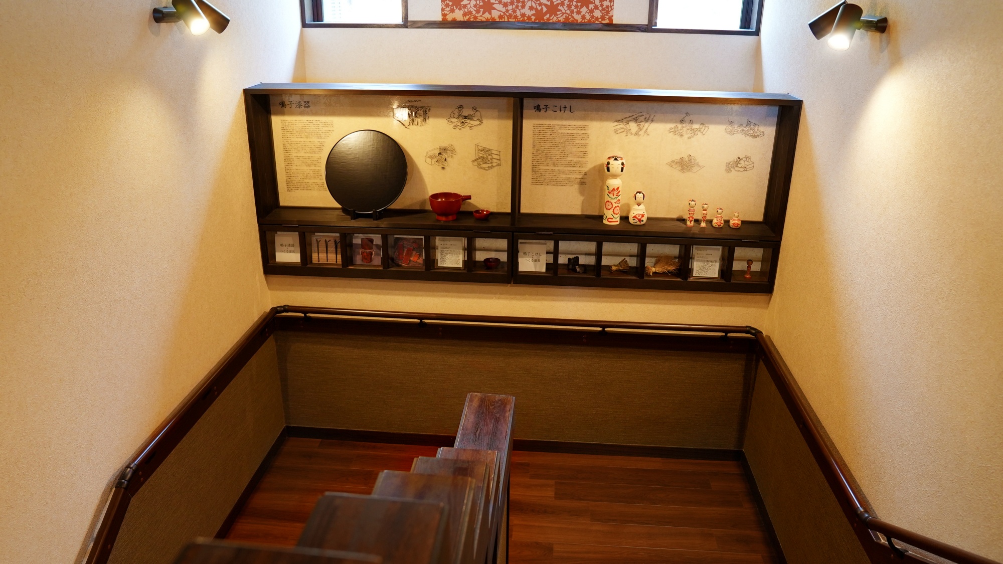 【階段踊り場】鳴子の伝統こけしや漆器など工芸品の数々