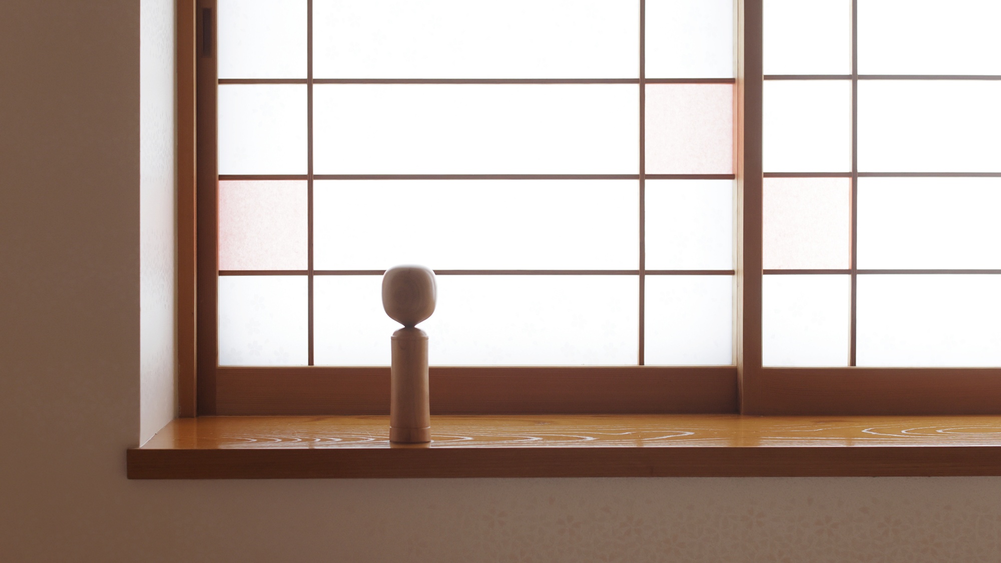 【2階部屋】窓辺には木目が美しい木地の鳴子こけしを設置