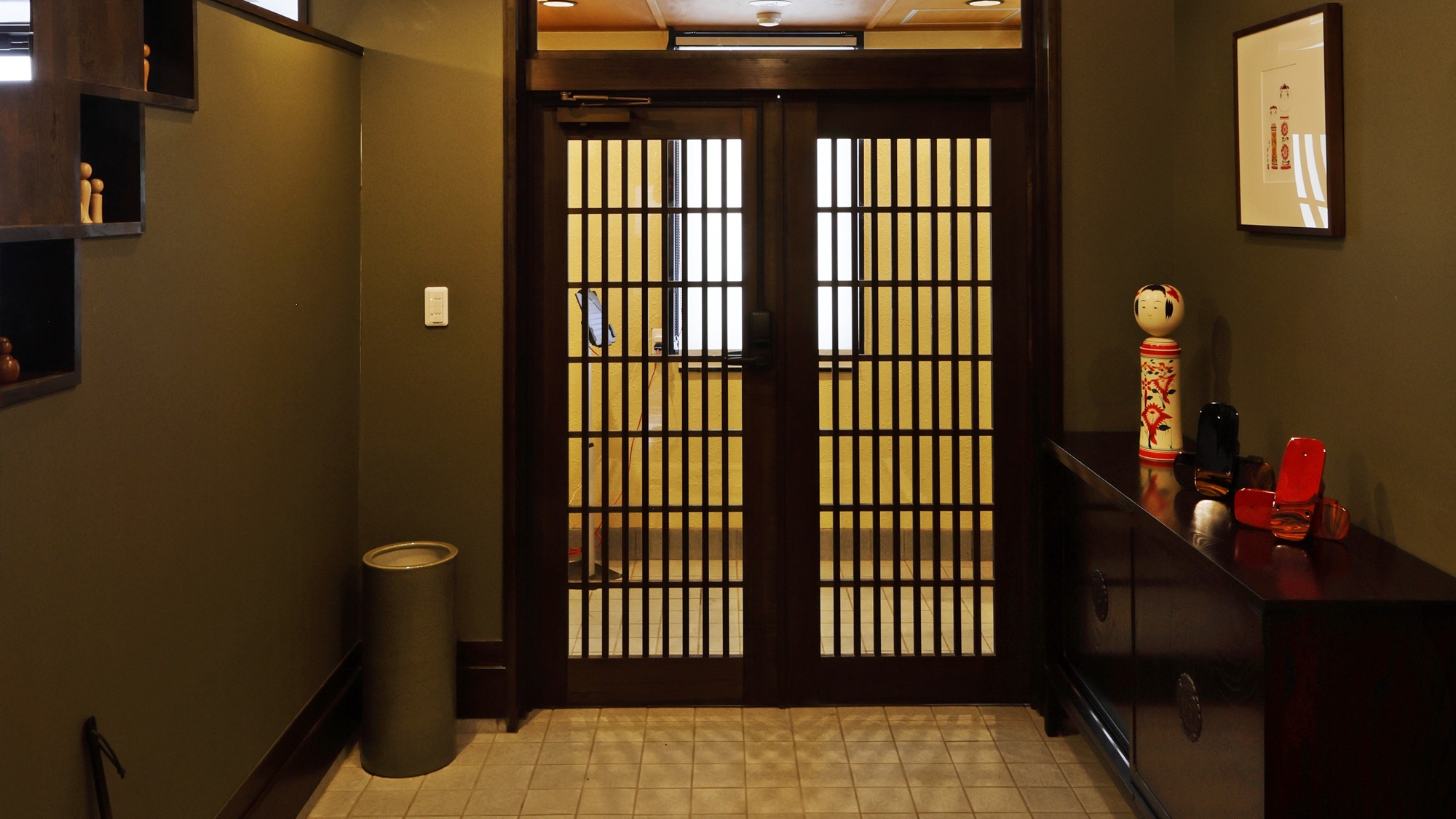 【1階エントランス】みなさまを伝統工芸品の数々がお出迎えします