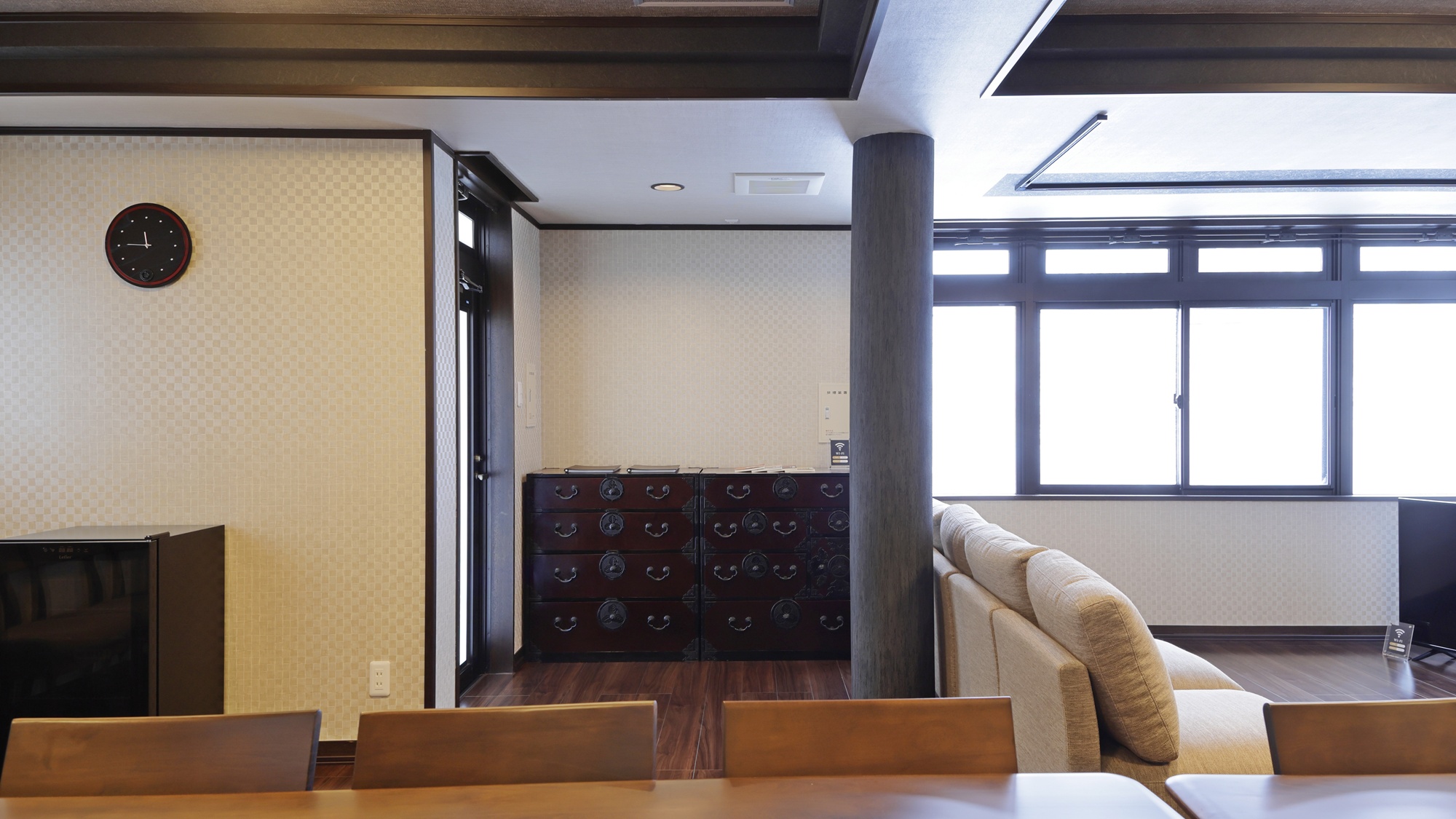 【1階リビング】仙台箪笥、岩谷堂箪笥の時計など工芸品が輝くシックな雰囲気