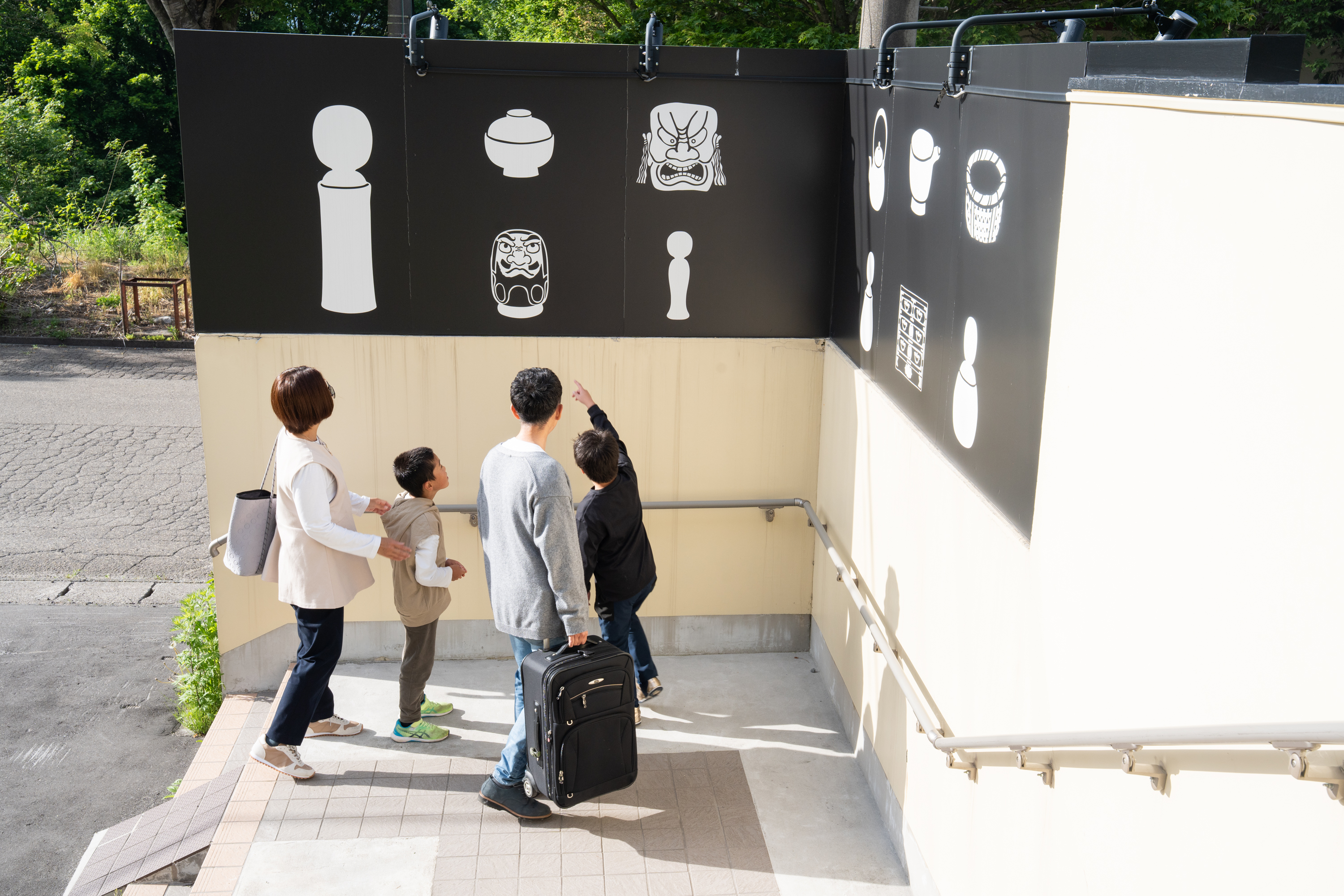 東北文化のモチーフが迎える宿へのアプローチ