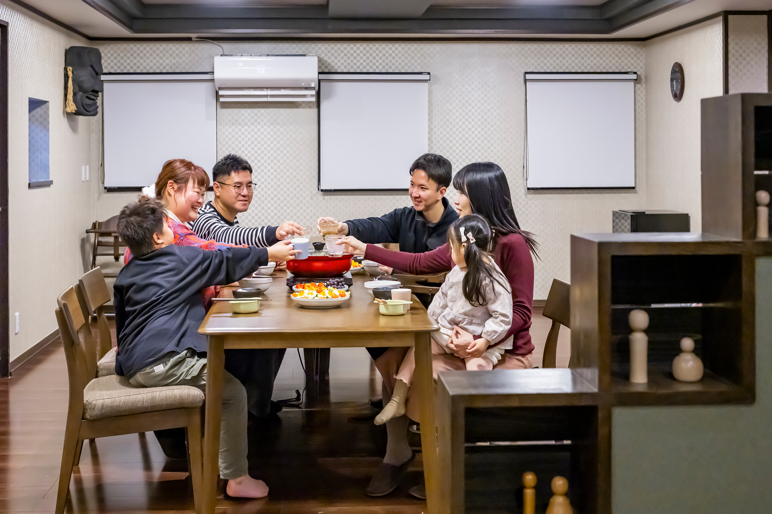 ご家族やご友人と同じテーブルを囲み、ゆったりと食事を楽しめるダイニングスペースです。会話が自然と弾むあたたかな空間で、旅のひとときをより特別な思い出へと彩ります。