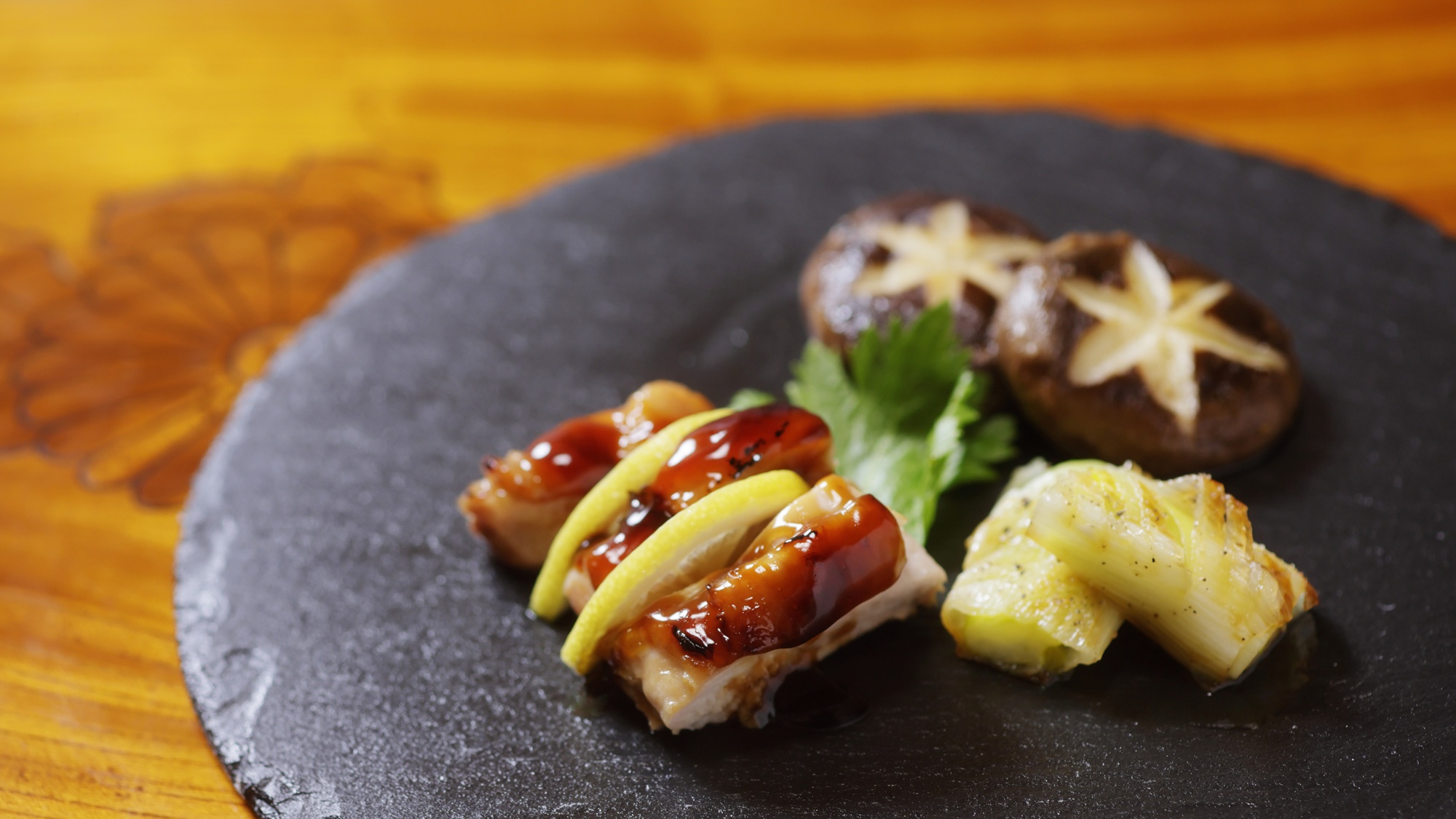 【夕食一例】肉料理／鶏のレモン風味照り焼き（施設外レストラン「えん」にて提供）