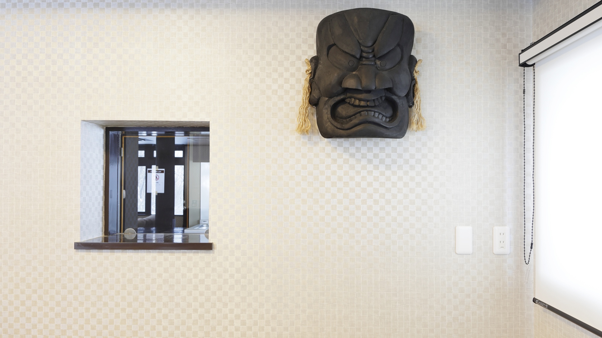 【1階リビング】宮城県に古くから伝わる「釜神」は火伏せや魔除けの神様