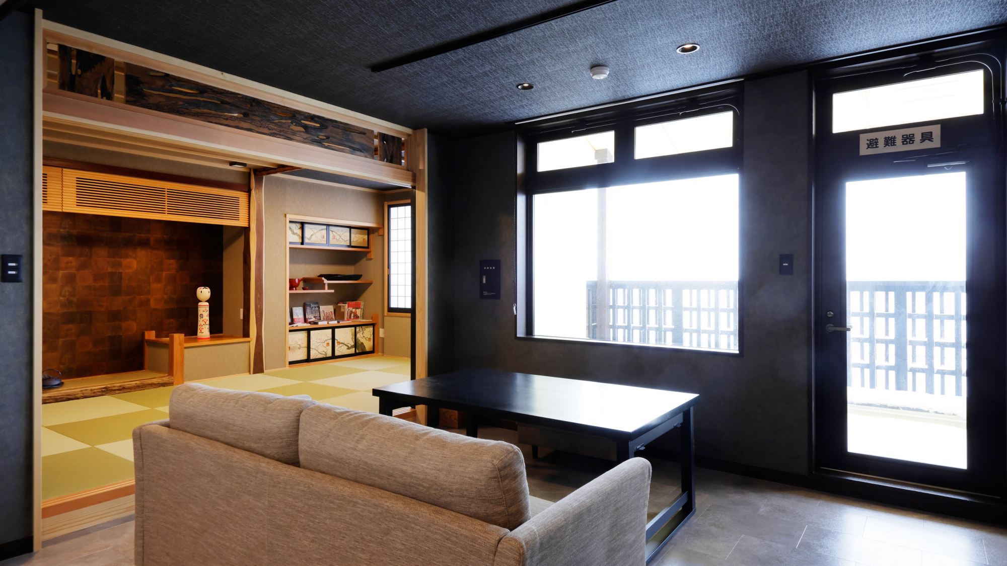 【2階ラウンジ】自然光が降り注ぐ優しい和モダンデザイン