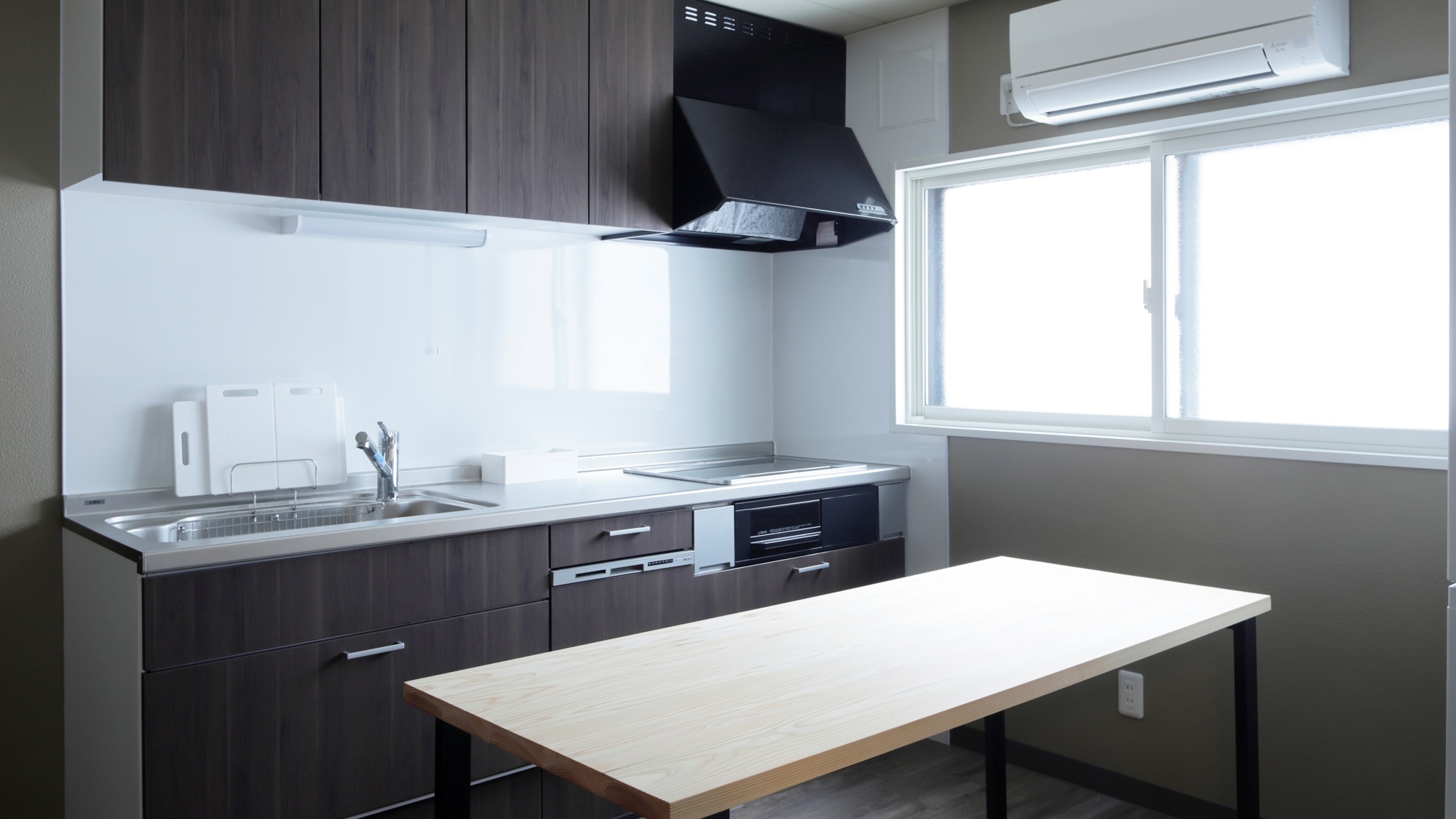 【1階キッチン設備】キッチンテーブルは地元の杉の木を使用