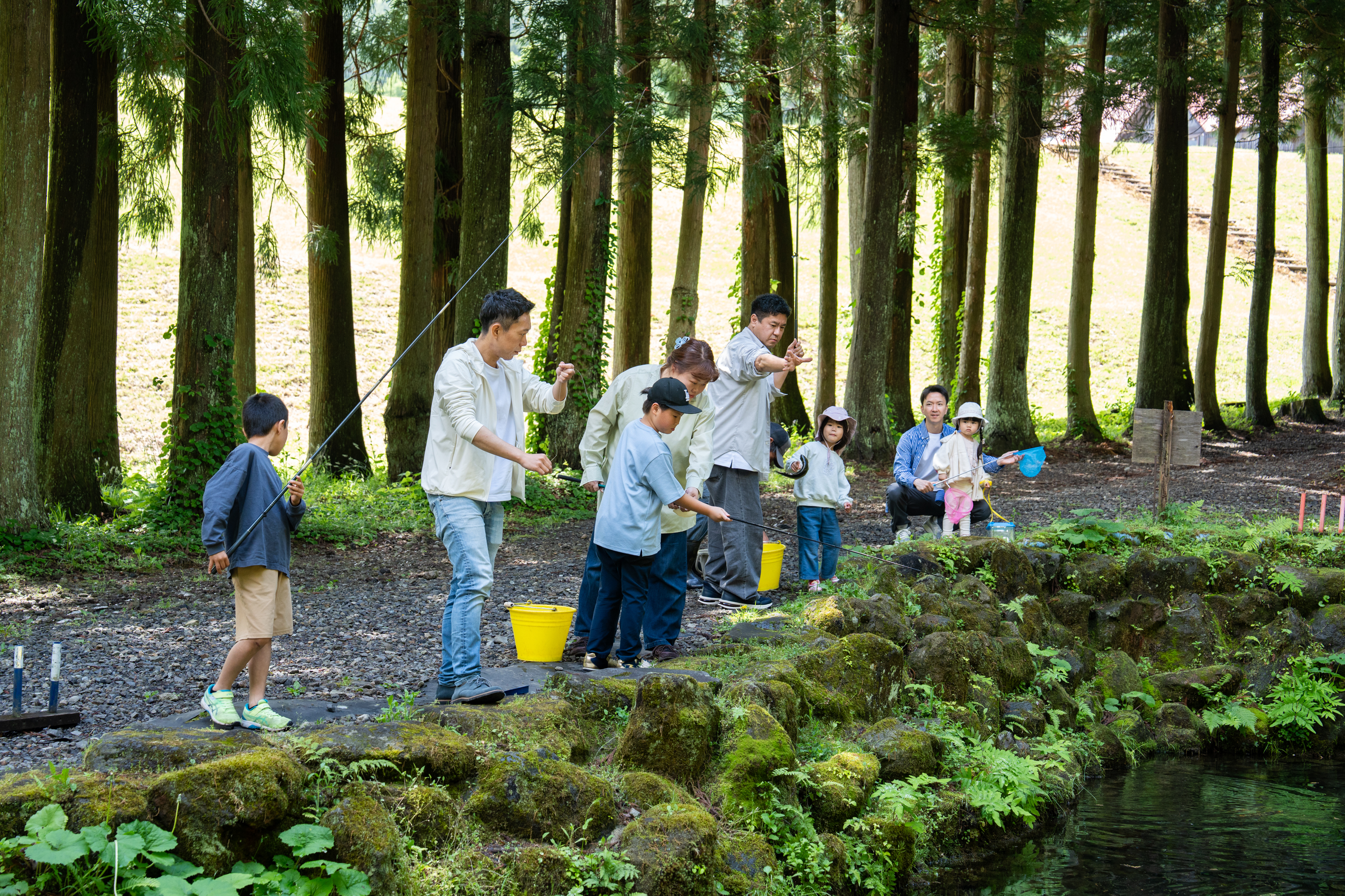 鬼首エリアの豊かな自然に囲まれた釣り場で、子どもから大人まで一緒に釣りを楽しめます。複数家族やグループ旅行での夏の思い出づくりにもおすすめです。