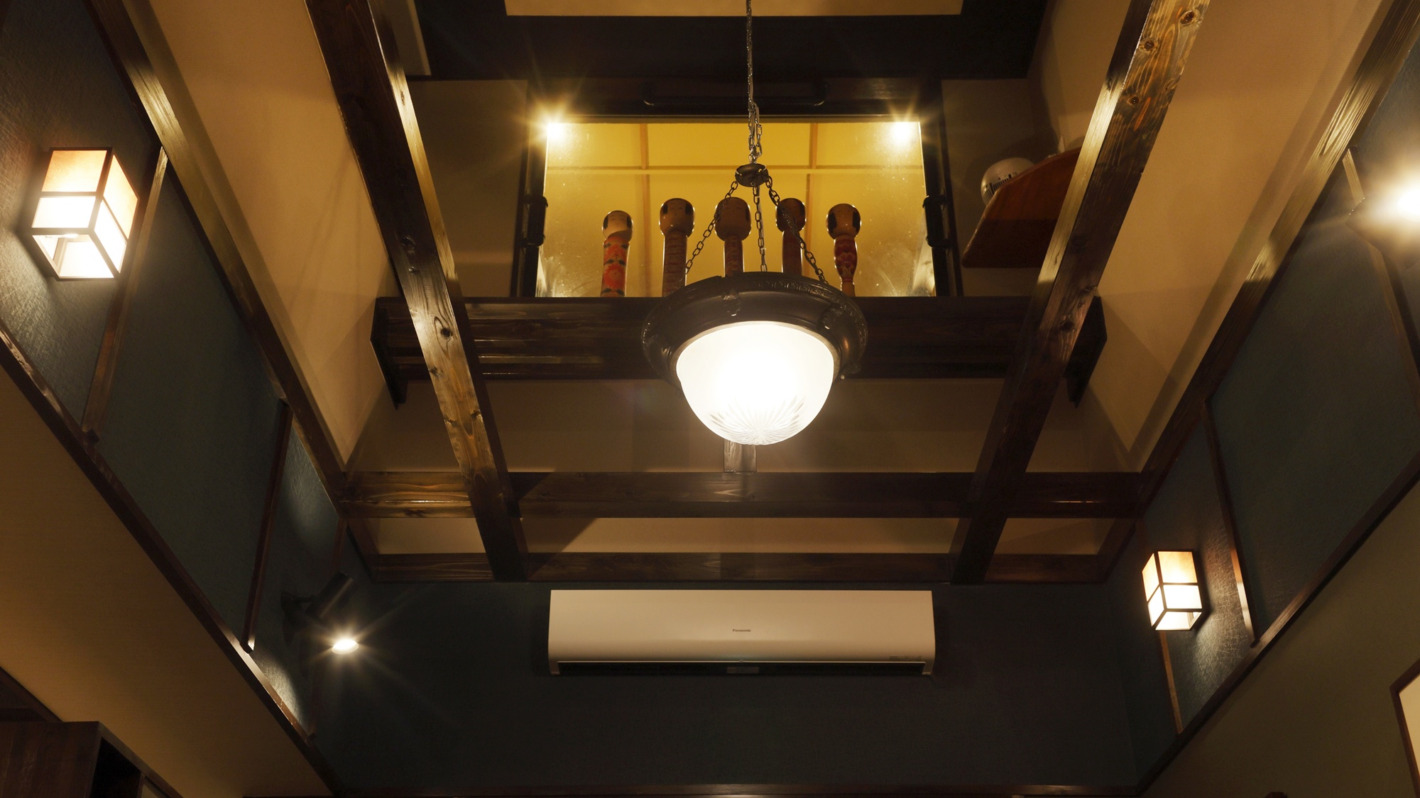 【2階吹き抜け】非日常を感じられる開放的な室内