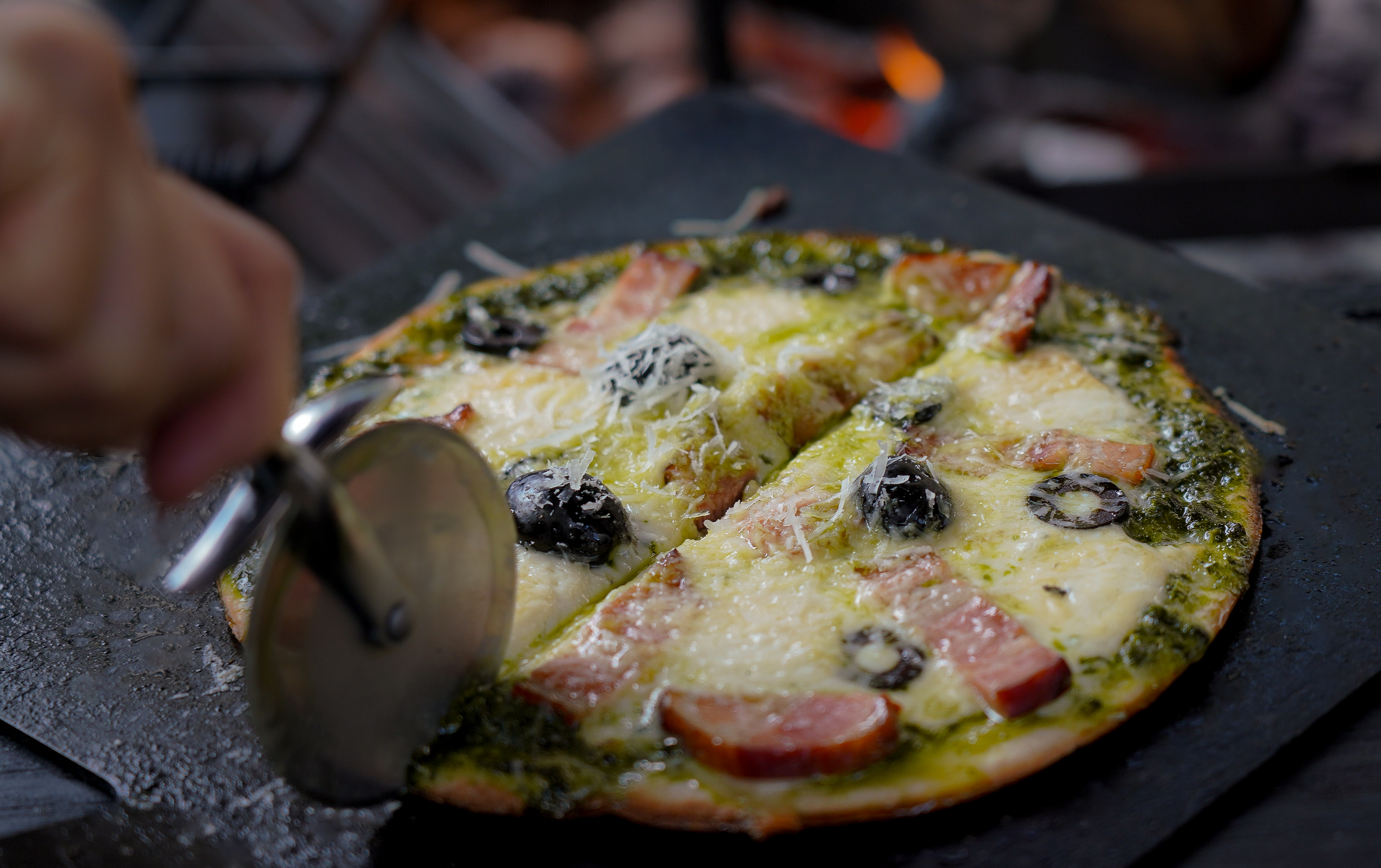 〔夕食〕春限定：燻製ベーコンバジルピザ