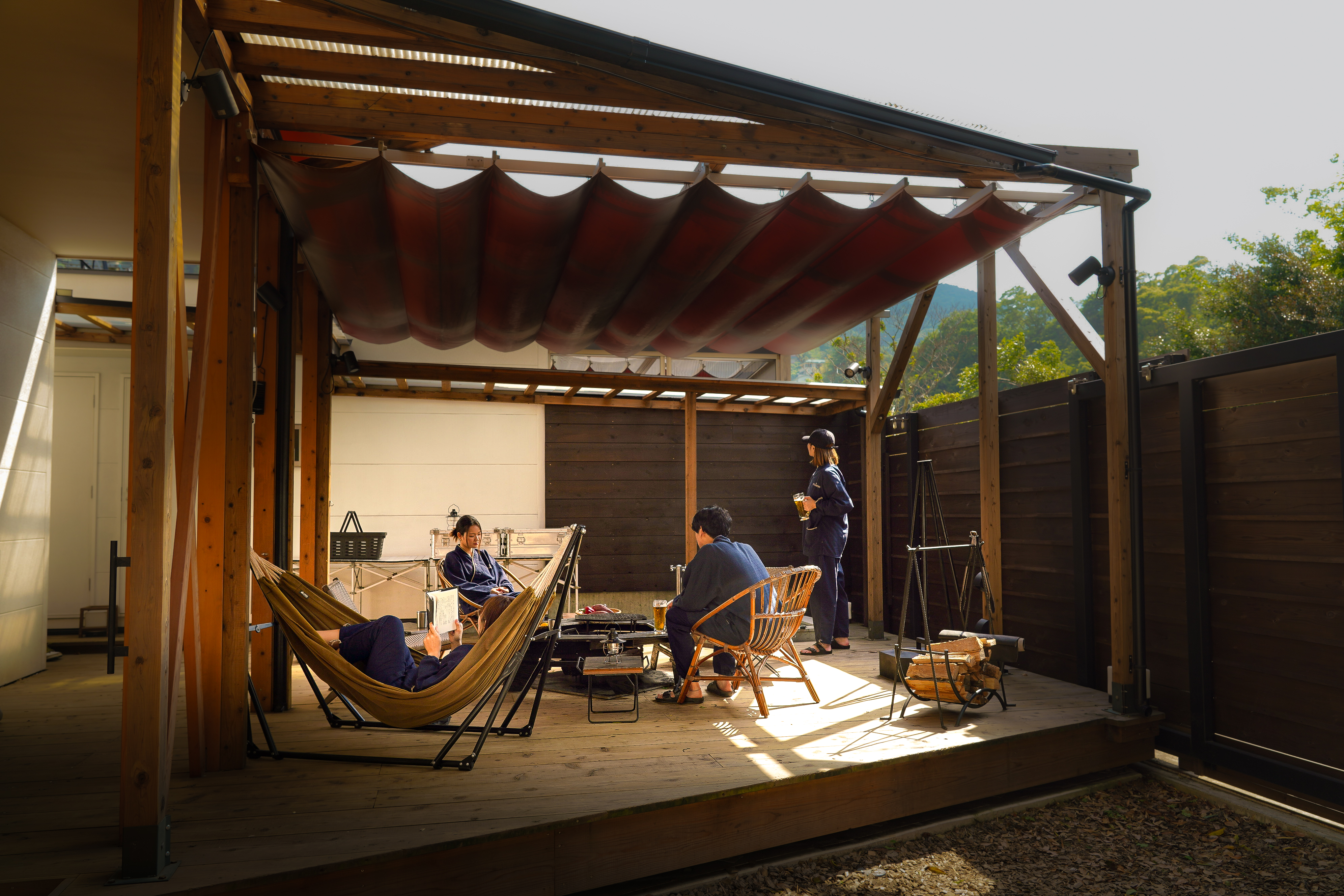 〔焚火デッキ〕４～5名でもゆったりと満喫