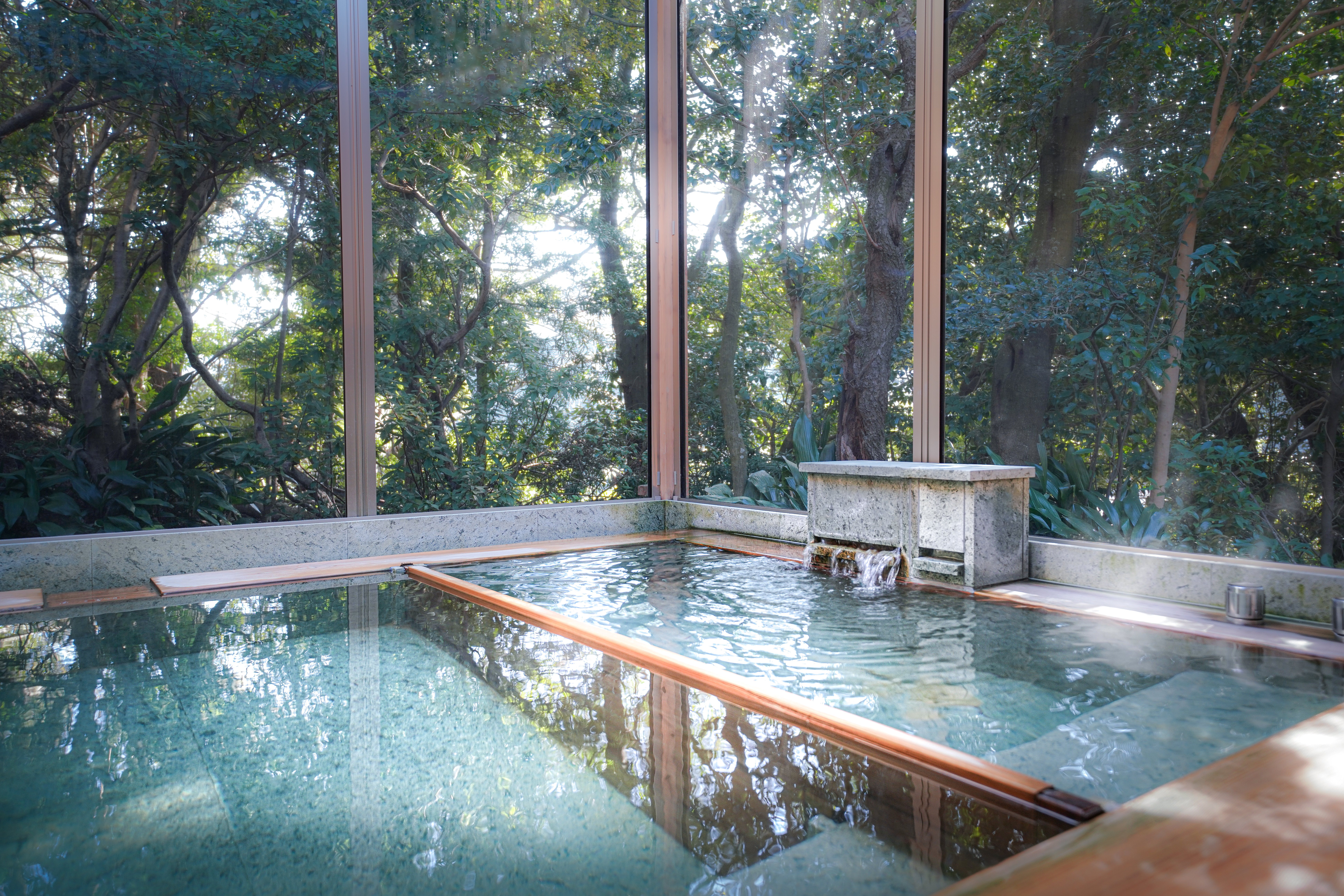 本来の温泉が持つ「癒す力」を実感して欲しいという思いから、源泉掛け流しにこだわり、 循環や消毒をすることなく100%ピュアな温泉をそのまま湯船に供給しています。