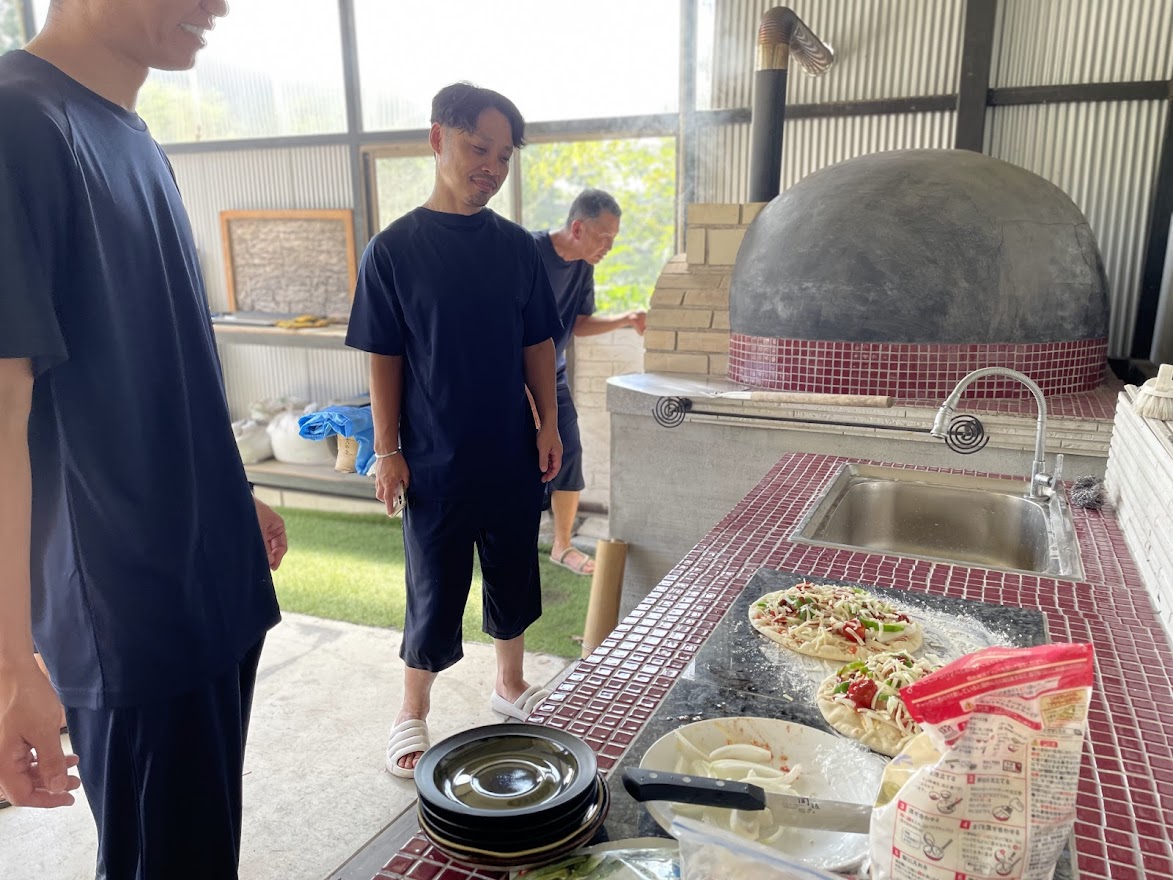 みんなでワイワイピザづくり