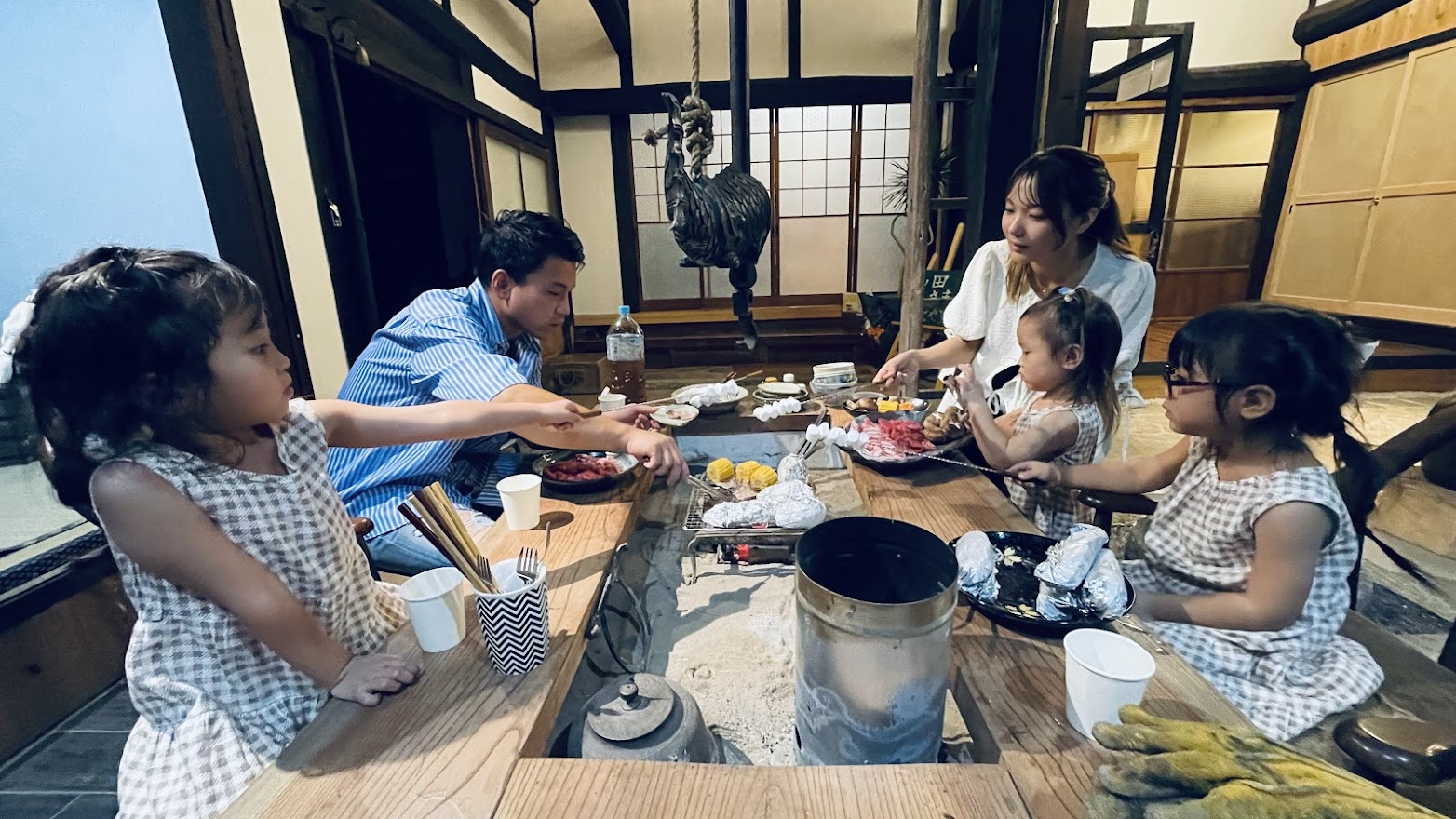 囲炉裏でワイワイ