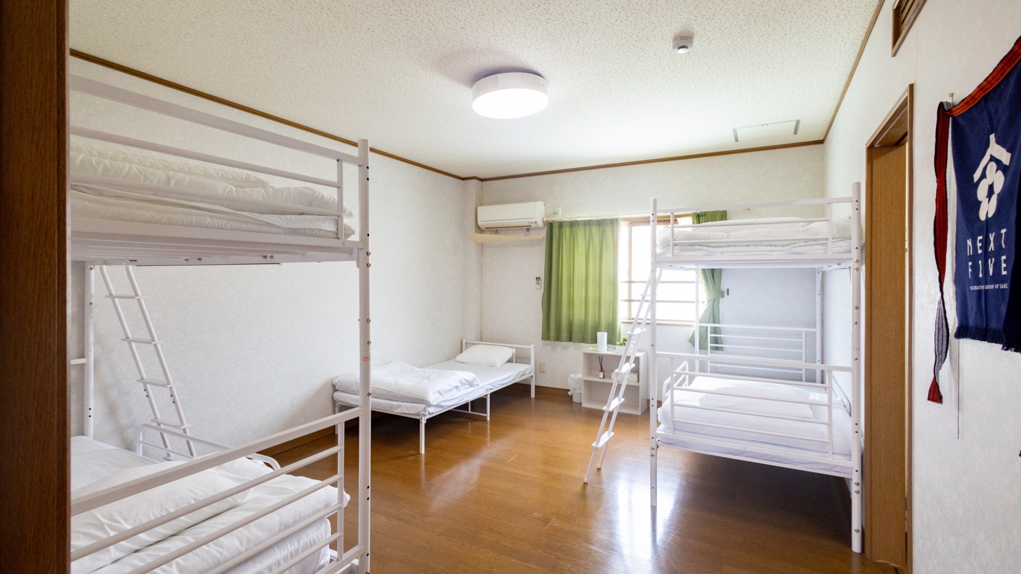 二段ベッドのある清潔な寝室