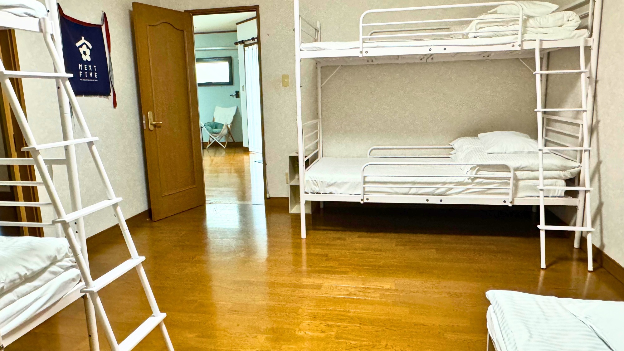 白い二段ベッドが配置されたシンプルな部屋