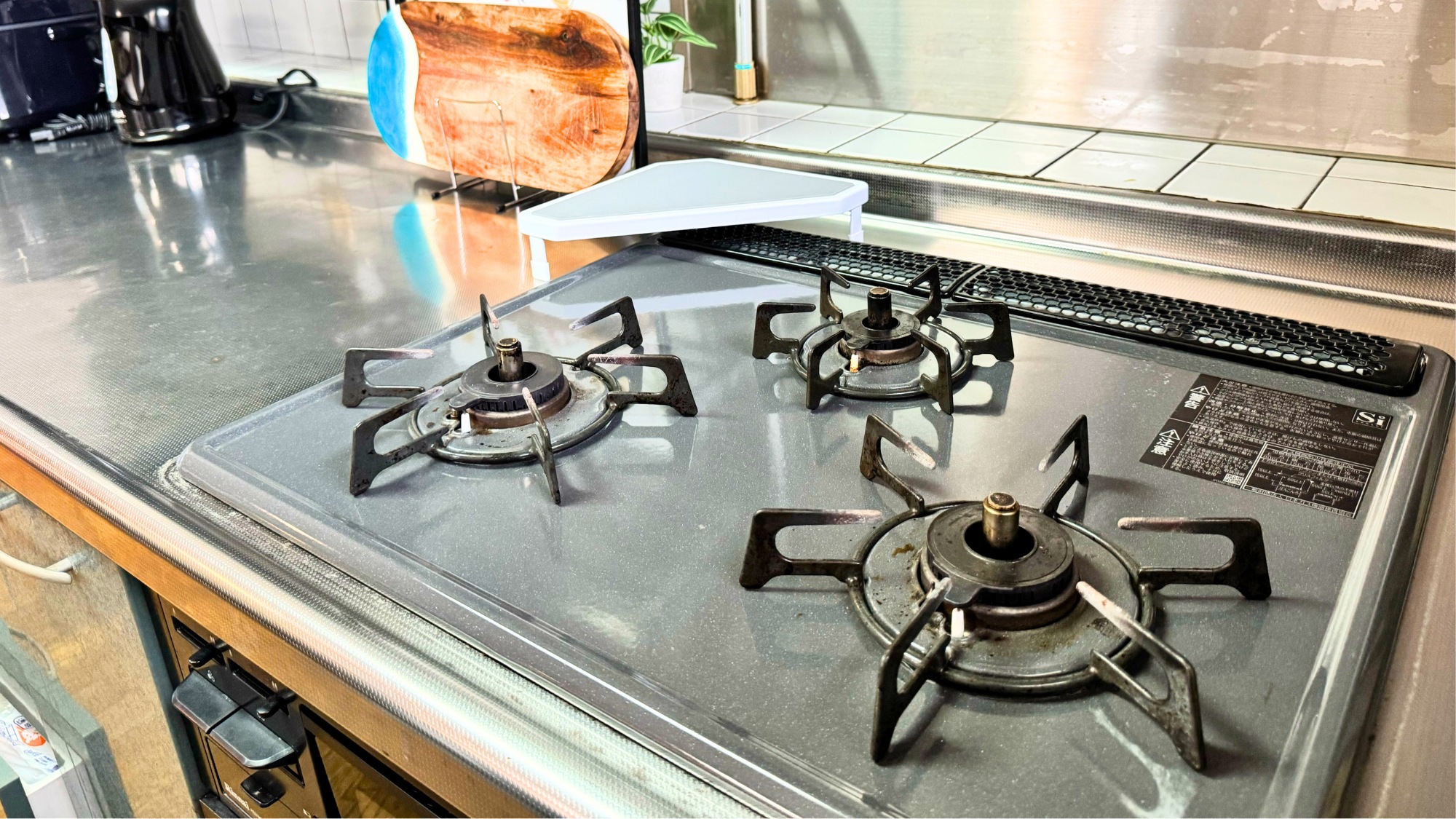 ガスコンロが設置された本格的な調理スペース