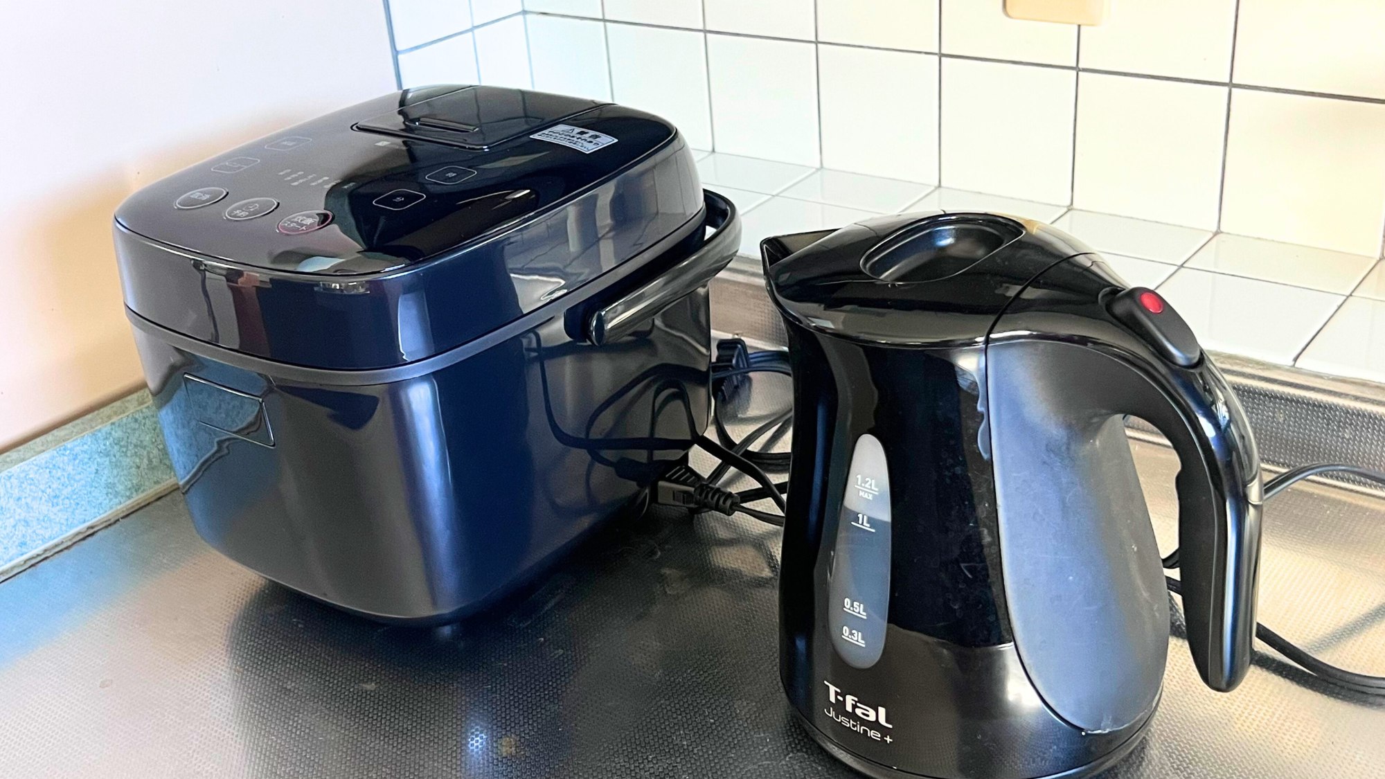 電気ケトルと炊飯器、便利な調理家電。