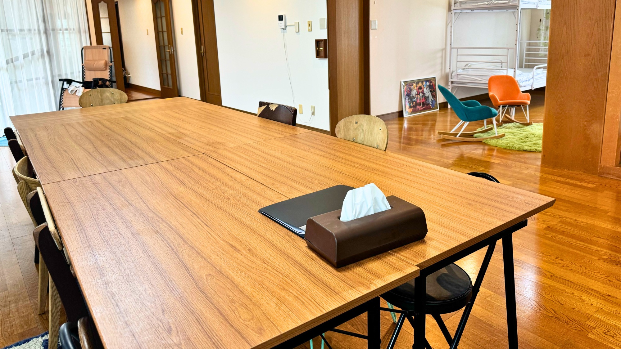 テーブルが並ぶ開放的なダイニングエリア