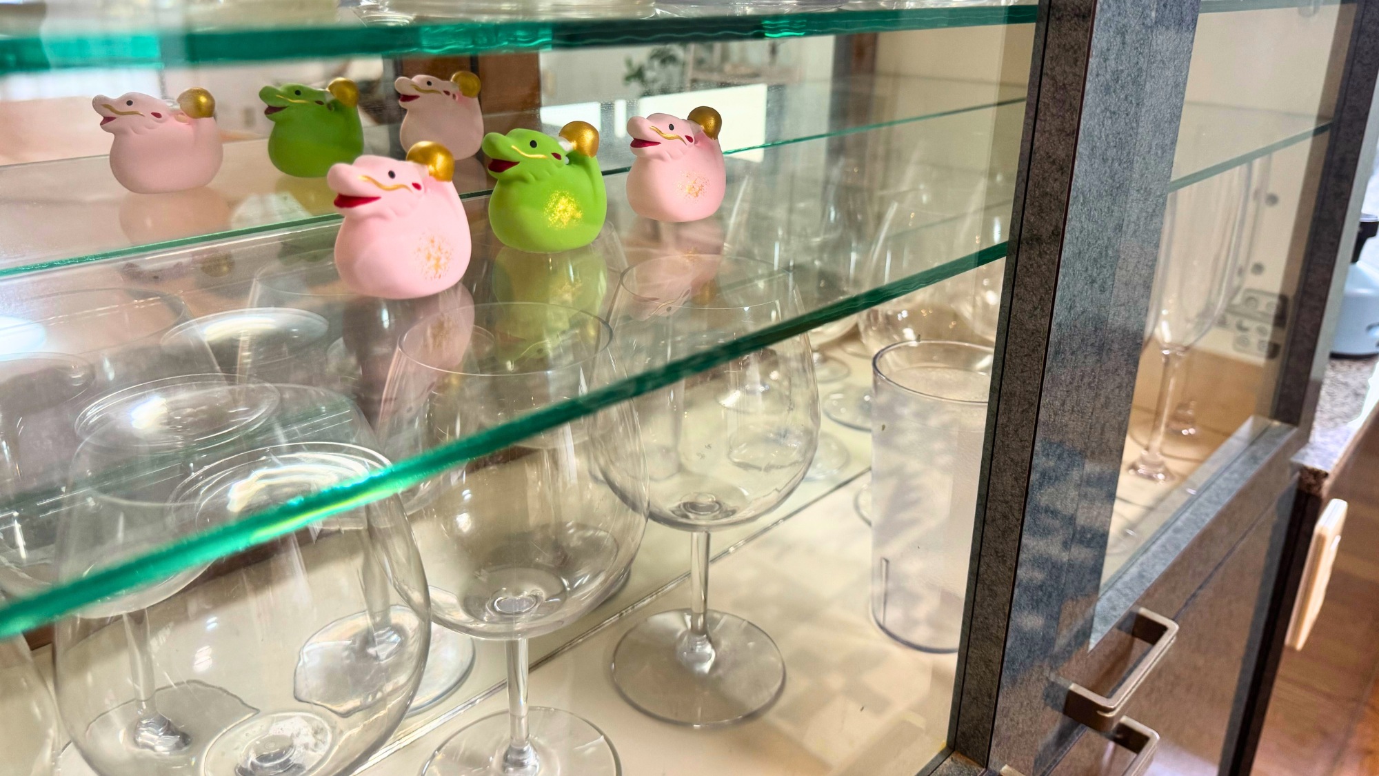 グラスや小物が収納されたキャビネット