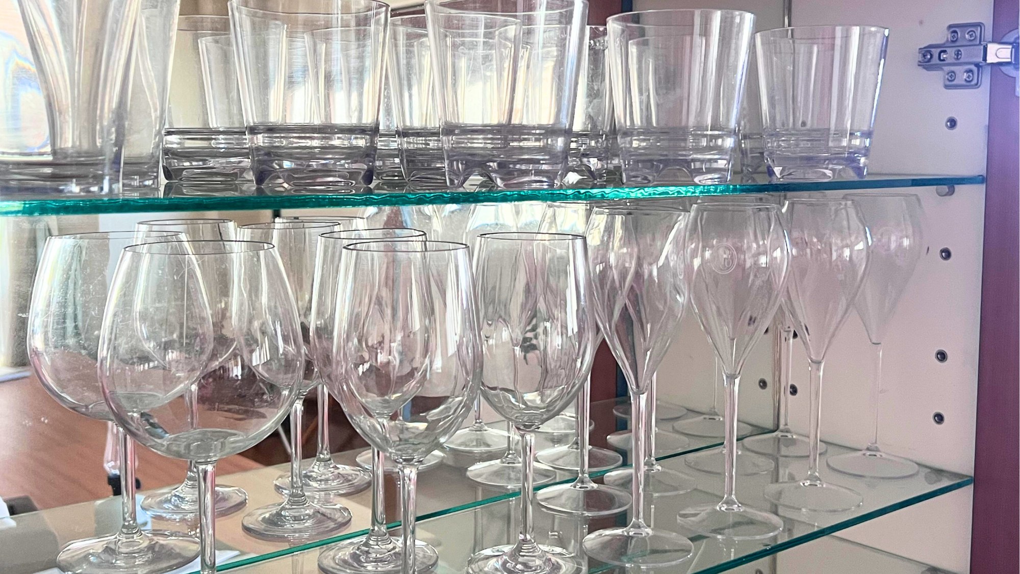 グラスが揃う収納棚、パーティーにも最適。