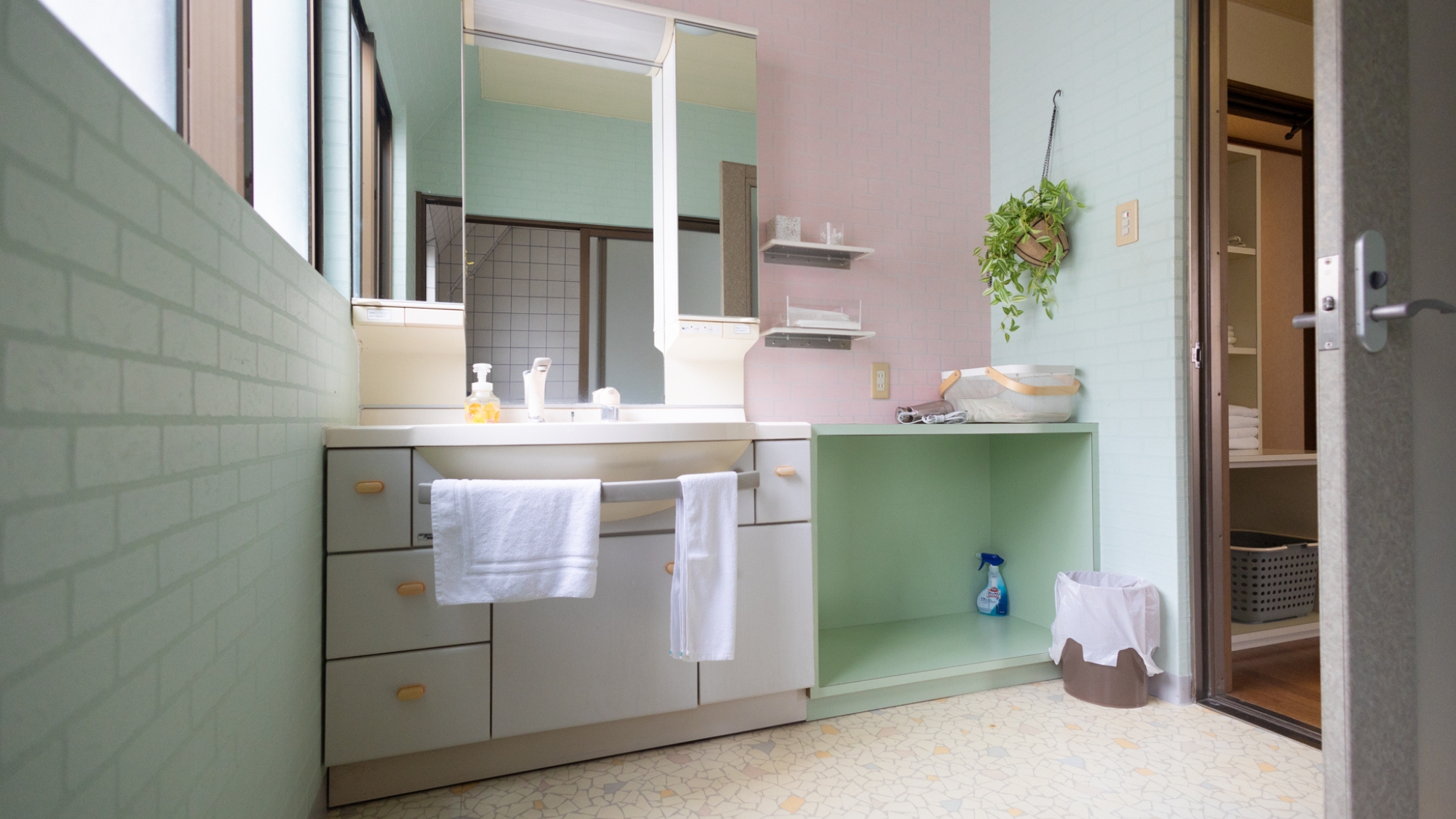 清潔感のある洗面台と収納