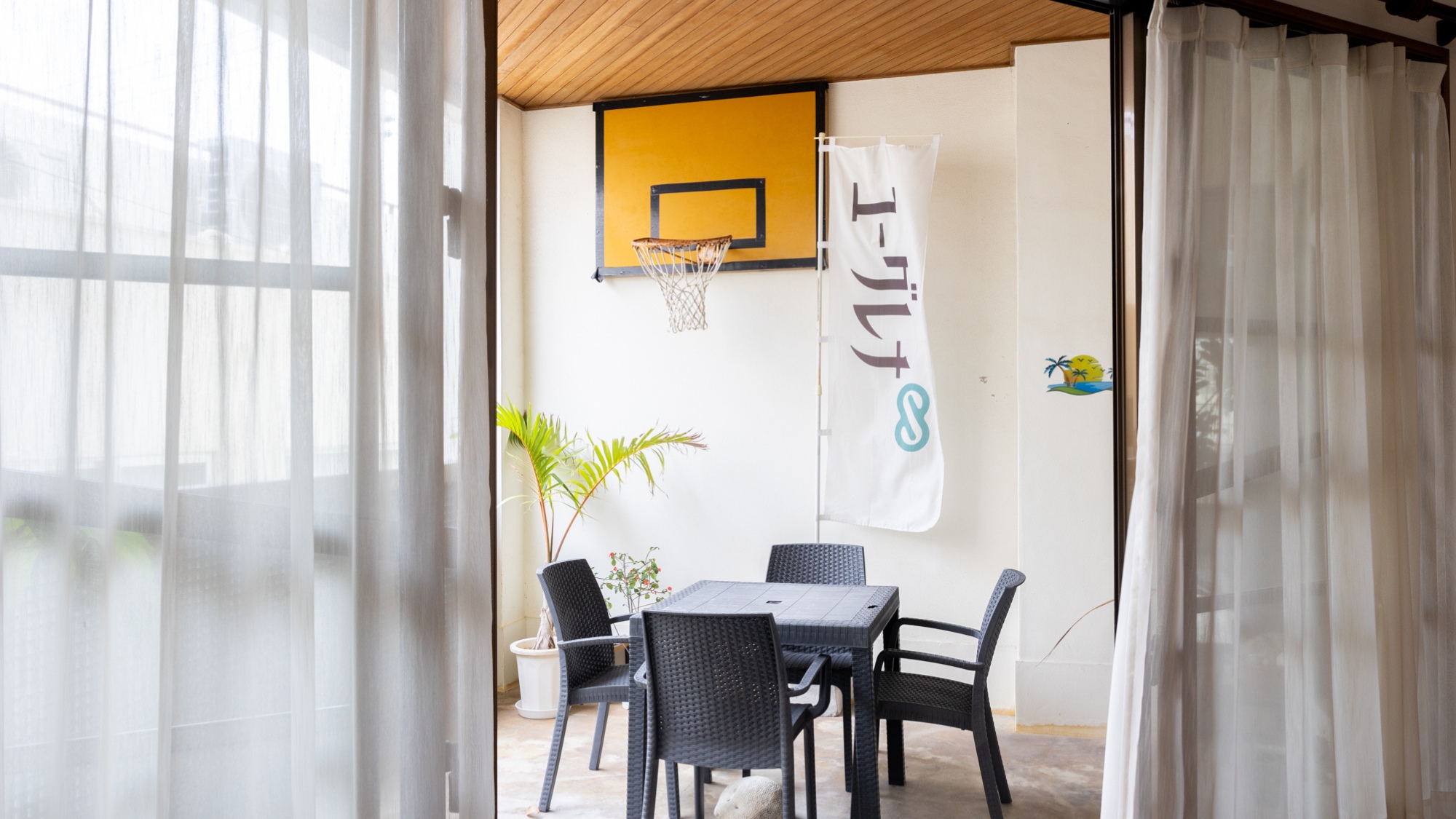 日差しの入るスタイリッシュなテラス