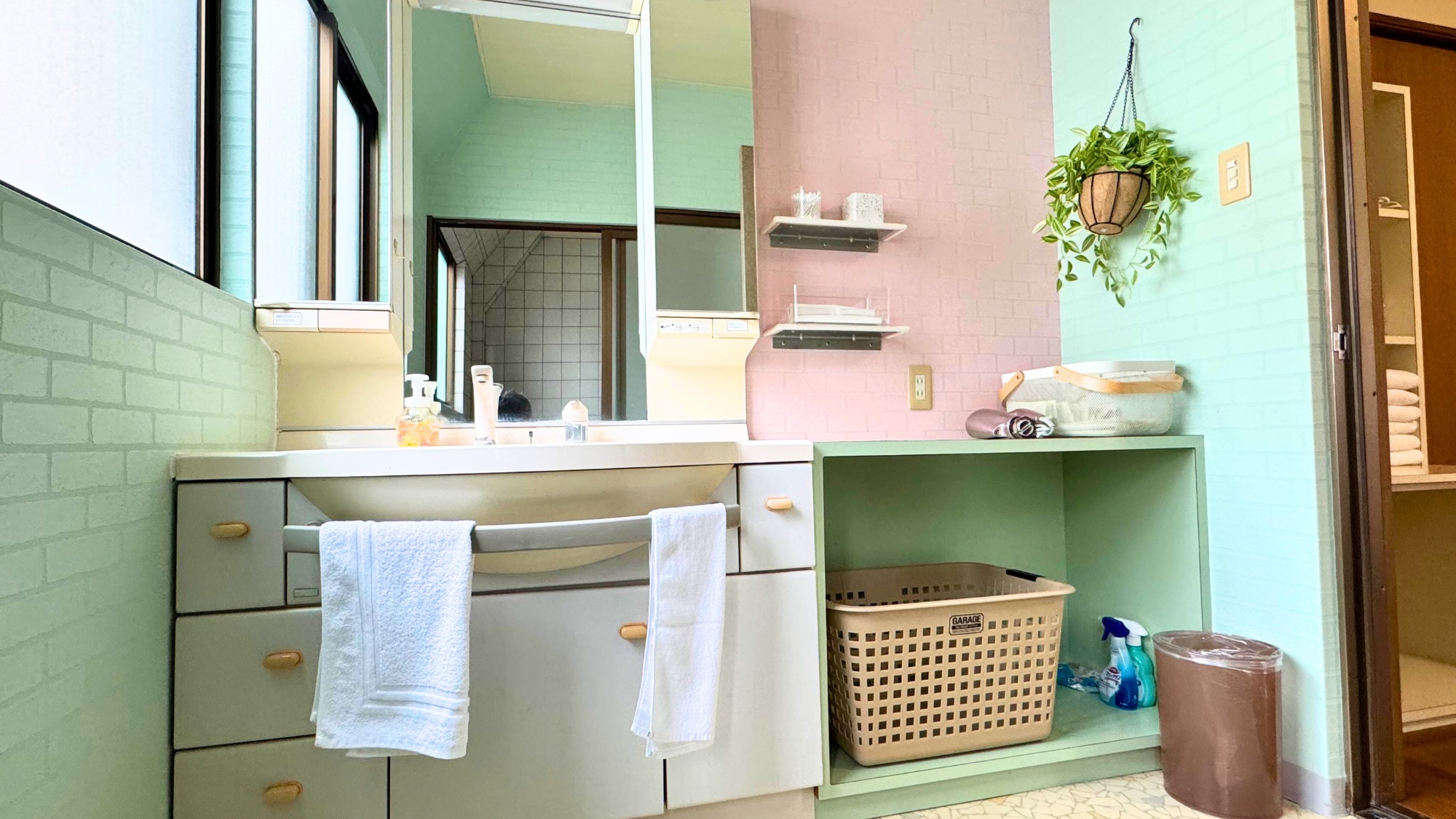 明るく清潔な洗面台と鏡のあるバスルーム