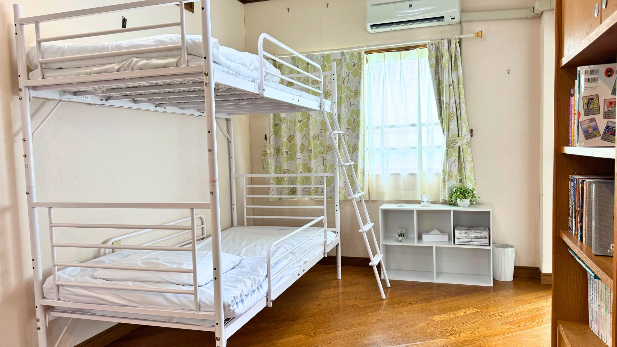 自然光が差し込む二段ベッド付きの部屋