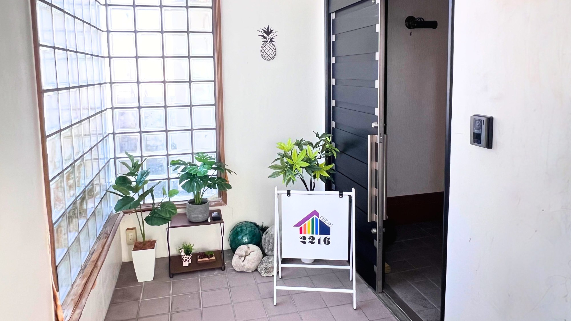 正面玄関。2216の看板が目印です