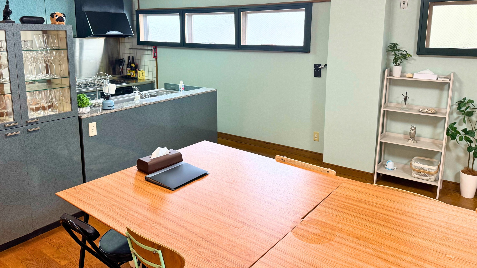 自然光で明るいリビングスペース