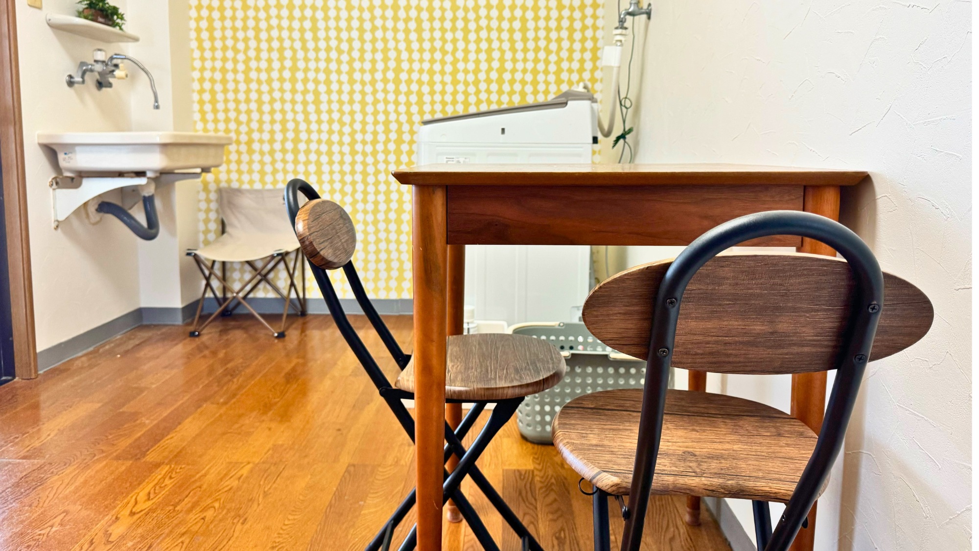 洗面台と机が並ぶ落ち着いた空間