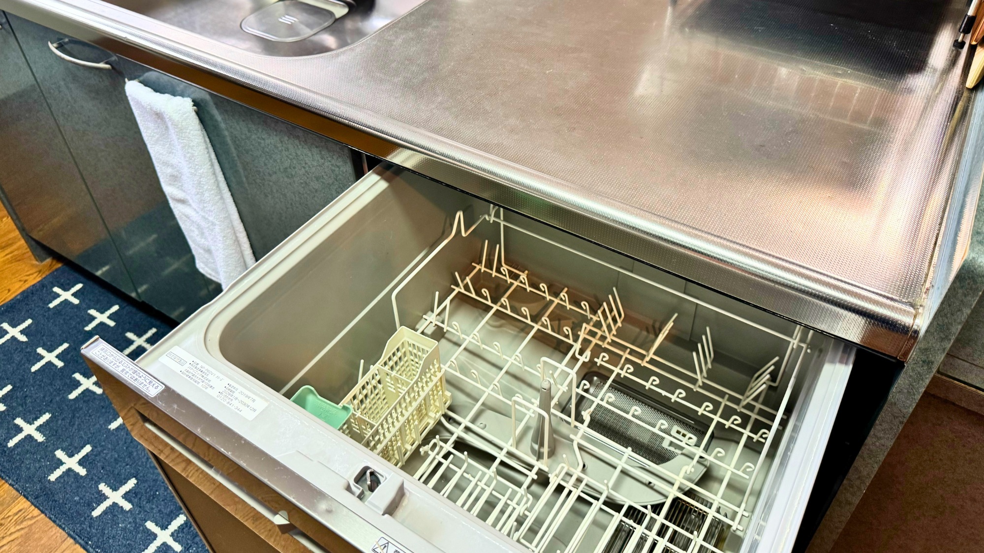 ステンレス製のシンクと食洗機があるキッチン