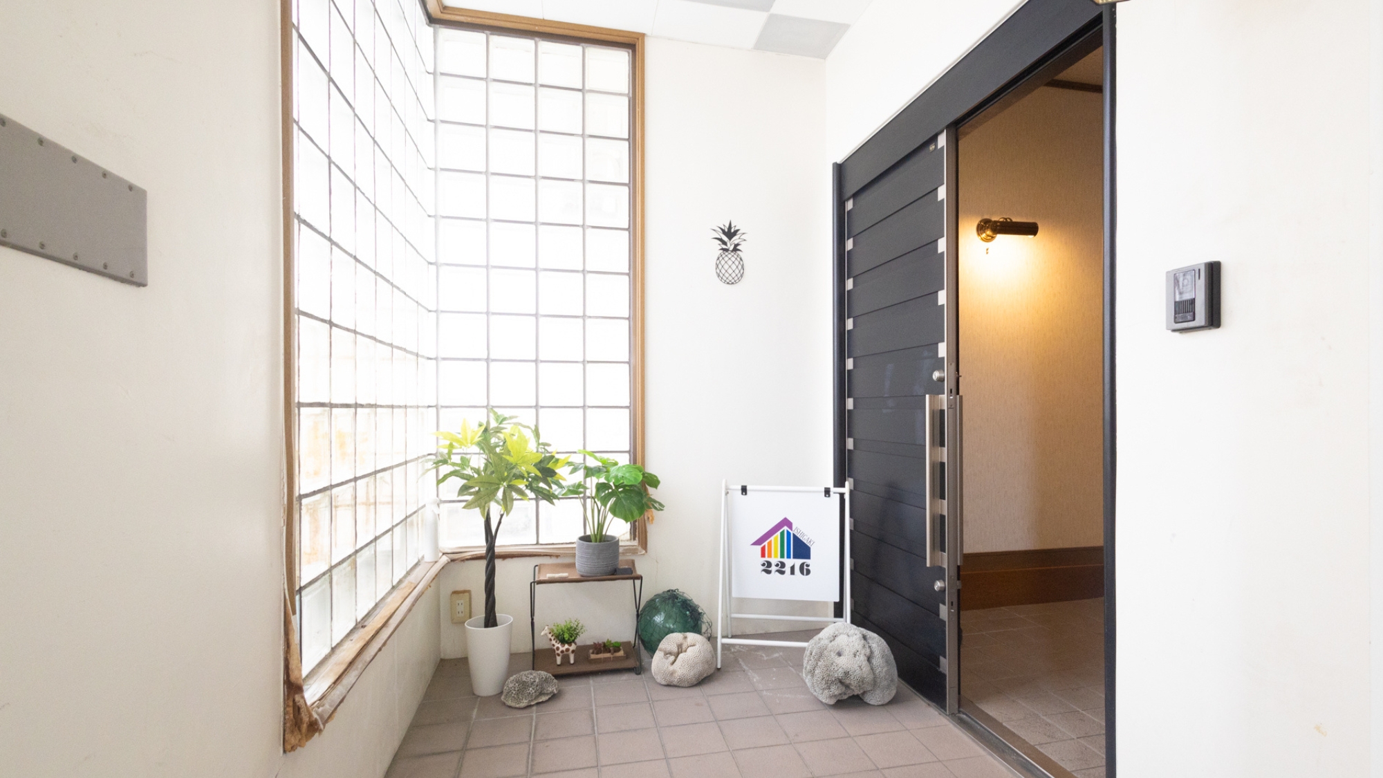 植物が彩る明るい玄関スペース