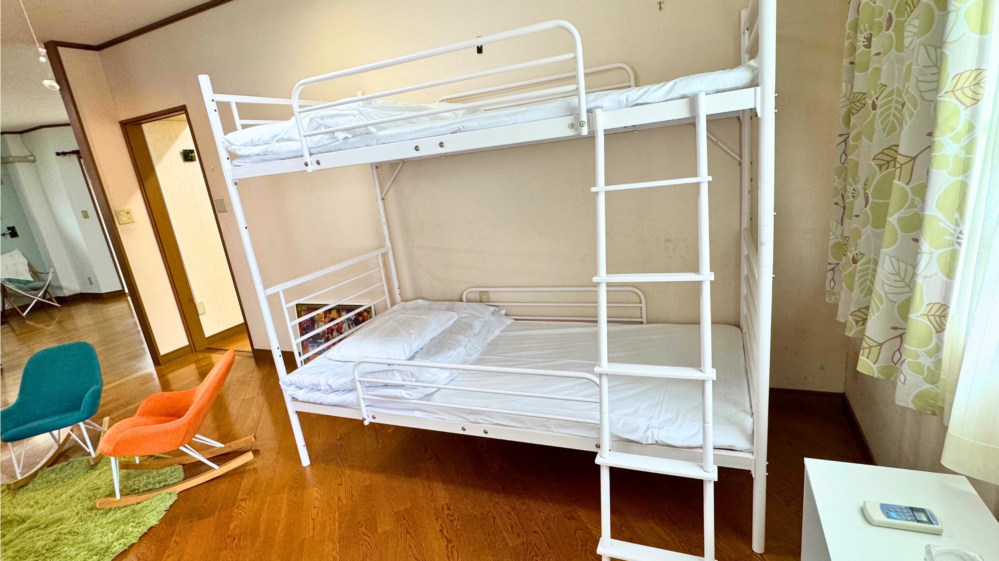 木目調の床と二段ベッドがある快適な部屋