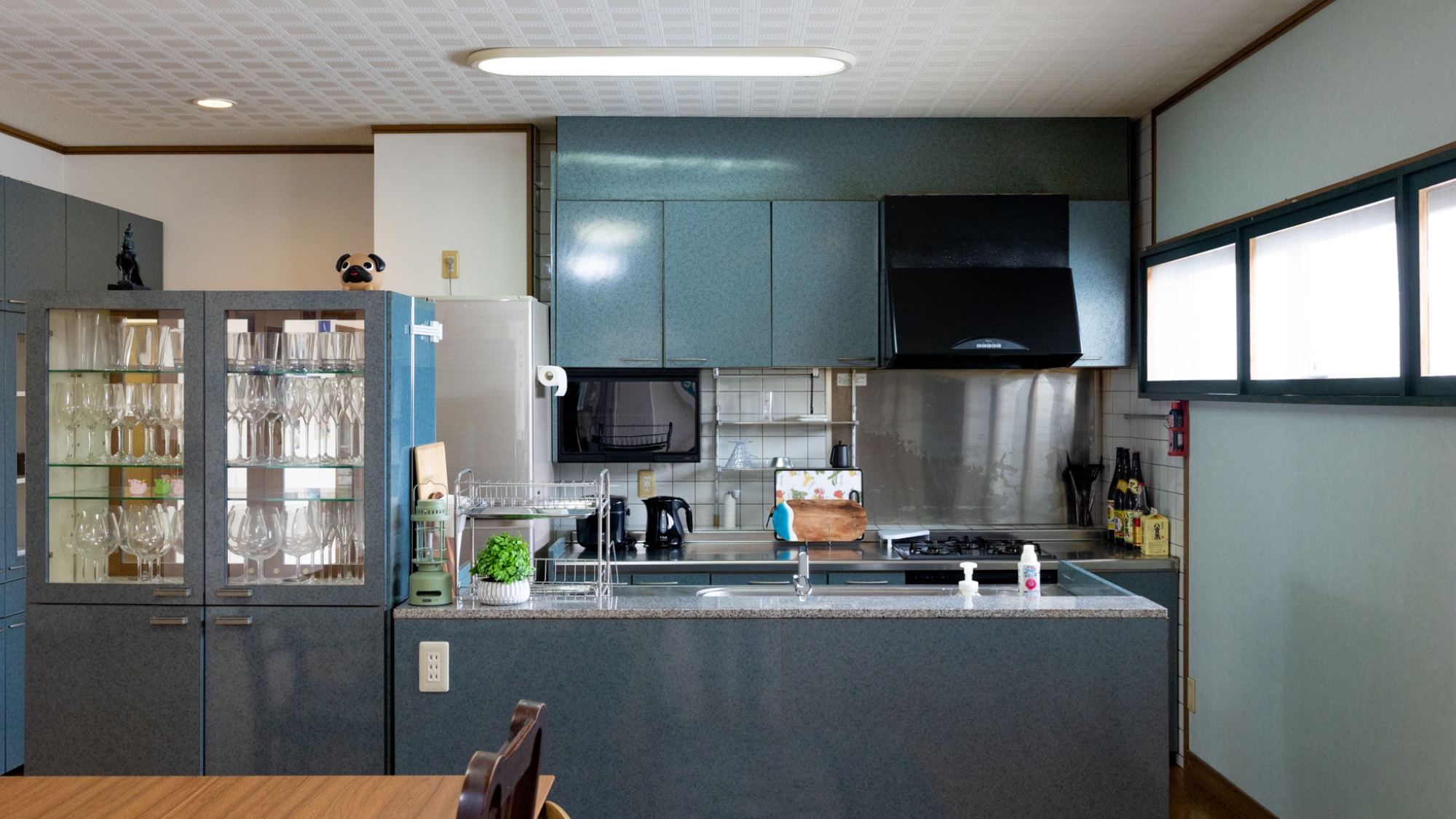 家電が揃ったモダンなキッチン