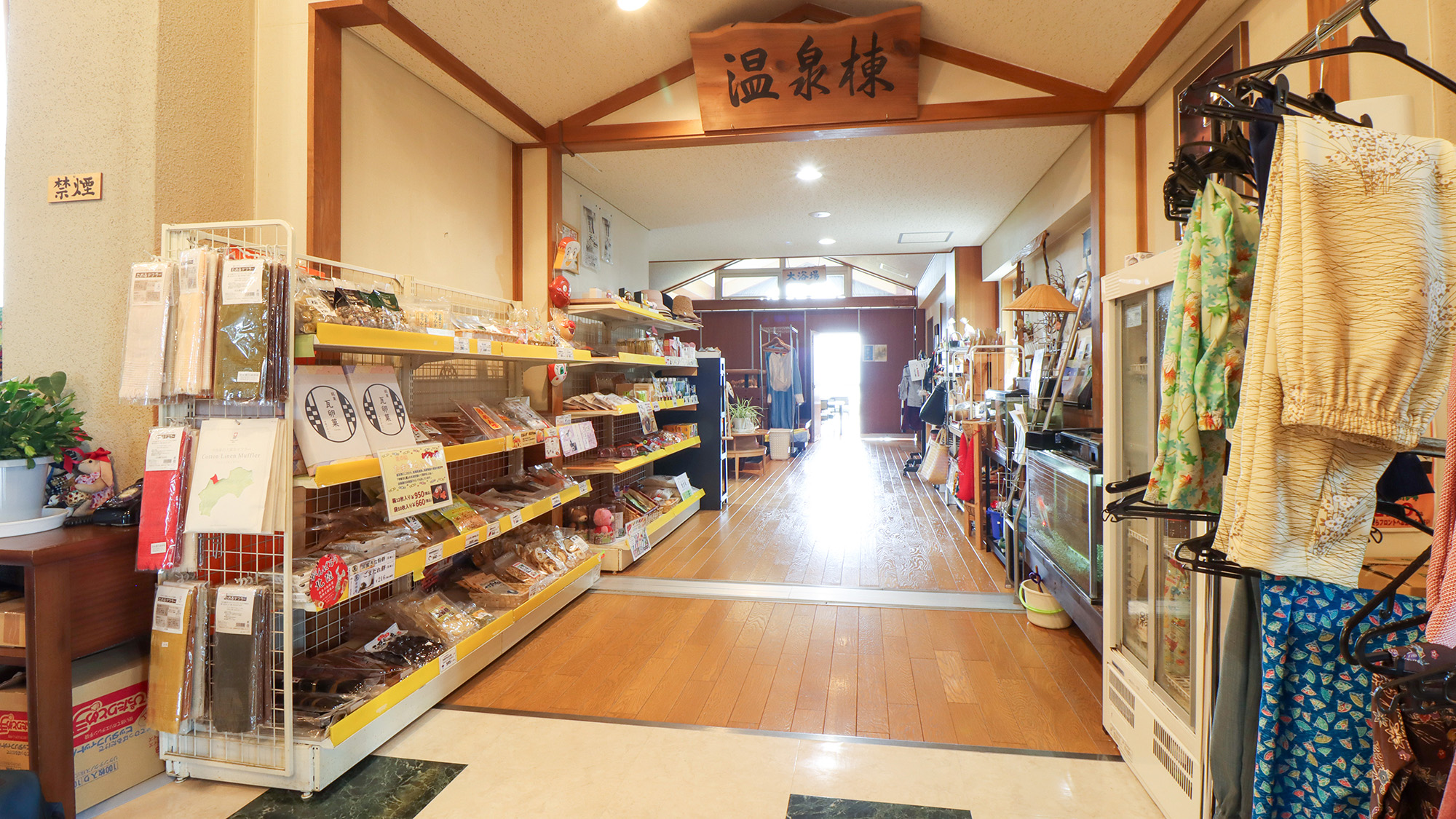 #売店　魚沼特産のお土産をたくさん取り扱っております