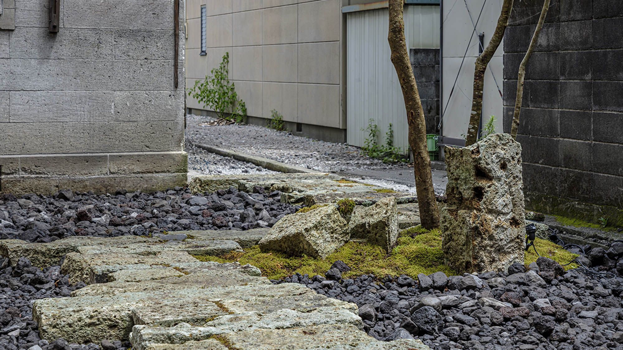 ・【庭園】日本庭園の伝統的な枯山水を彷彿とさせる、情緒あふれる風景をご満喫ください