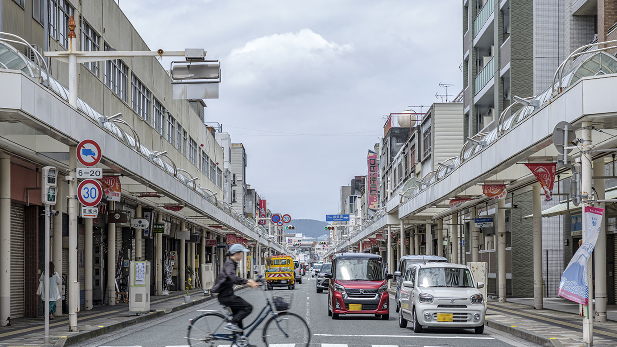 ・【周辺施設】ホテルは飲食店などが軒を連ねる吉原商店街内にございます