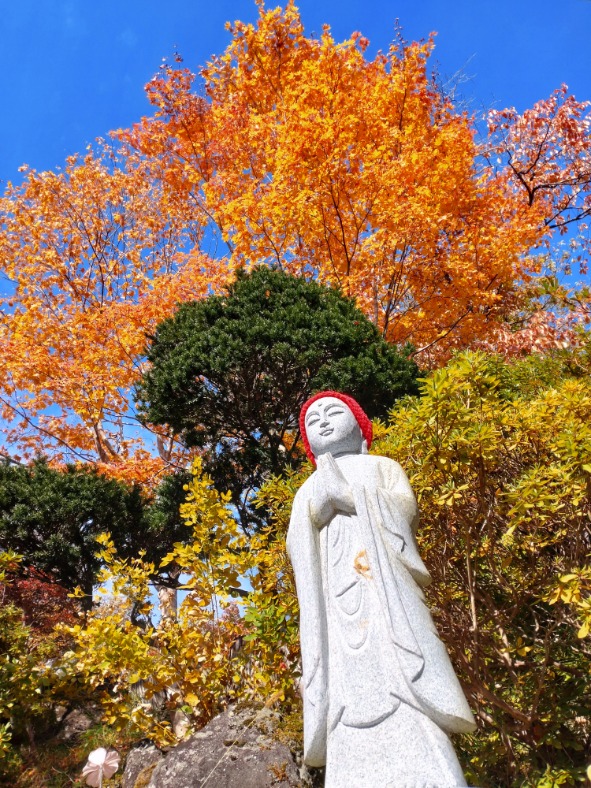 つやはだ地蔵様（紅葉時）