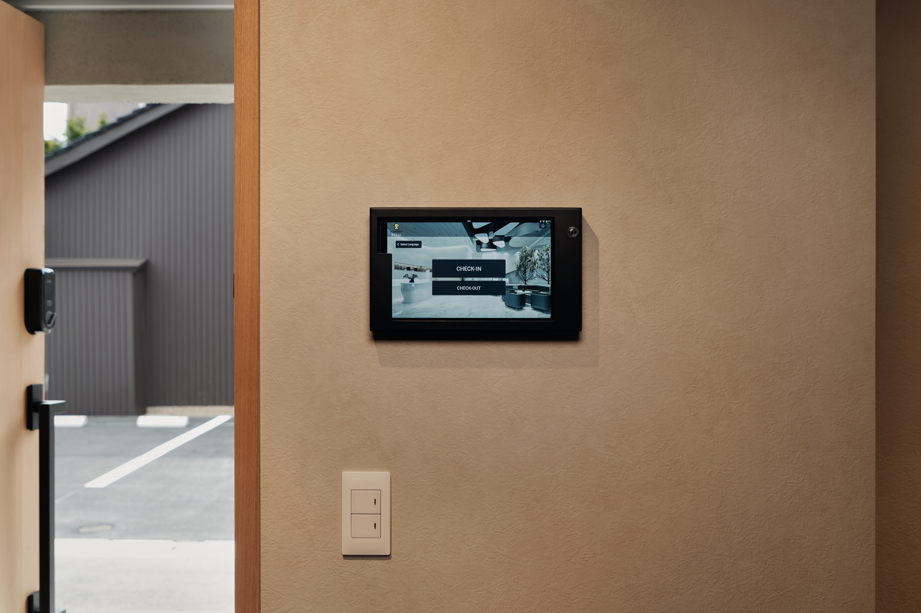 入館後セルフチェックインをします