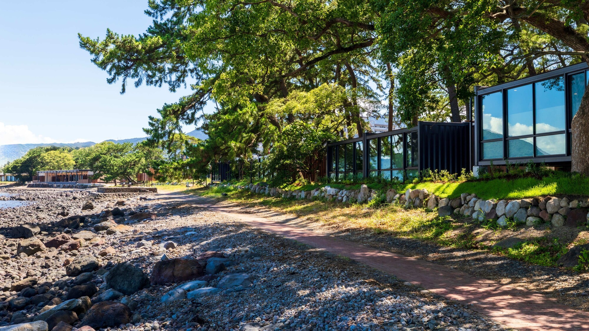 遊歩道から見た客室